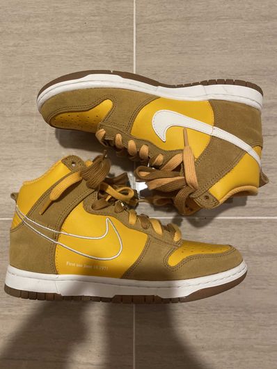 NIKE Women's DUNK HIGH SE FIRST USE "UNIVERSITY GOLD/WHITE-LIGHT GUM BROWN"