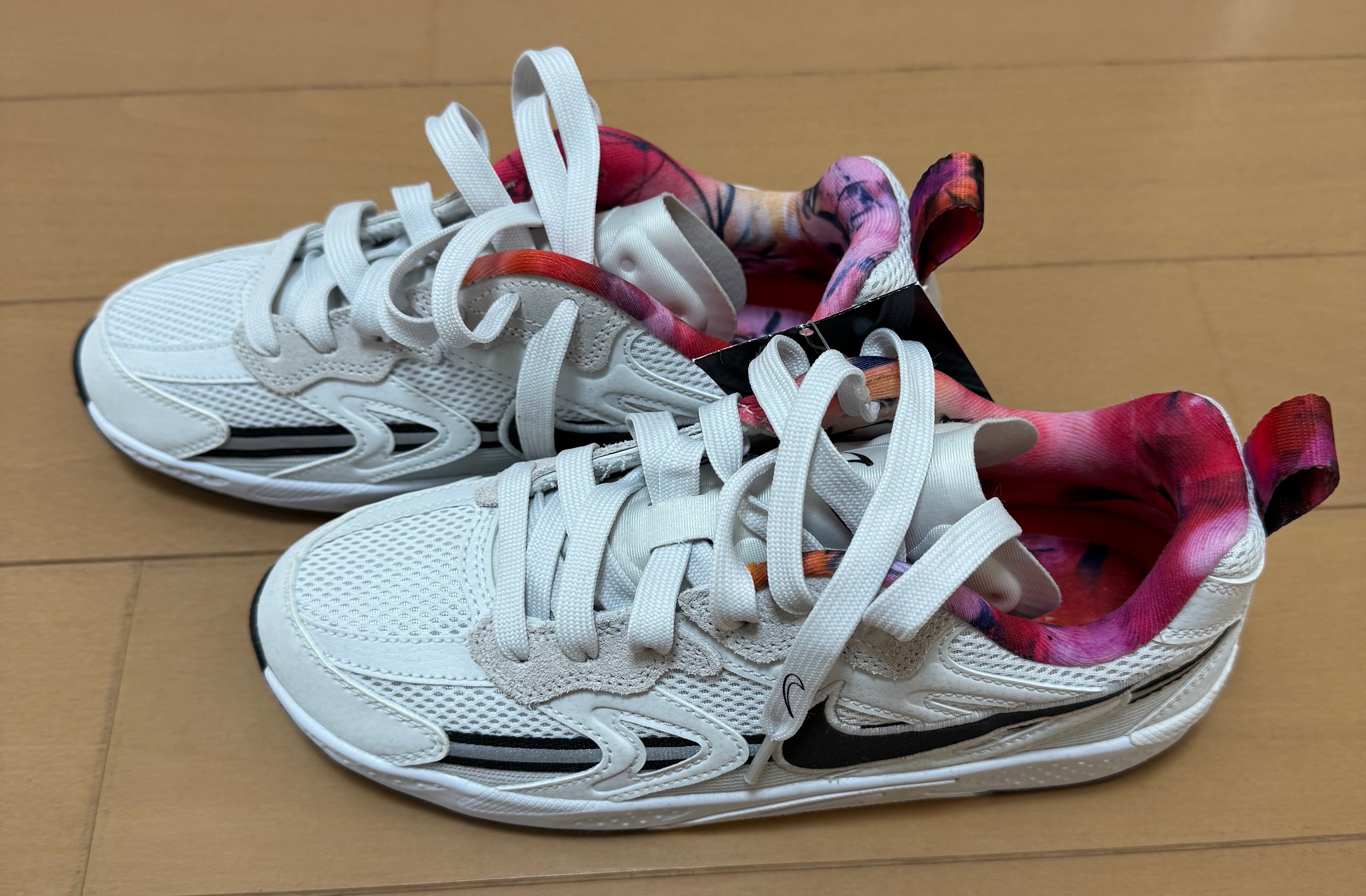 フューチュラ × ナイキ ウィメンズ ジャムトレイン エレクトリック "プラチナ ティント アンド フォトンダスト"