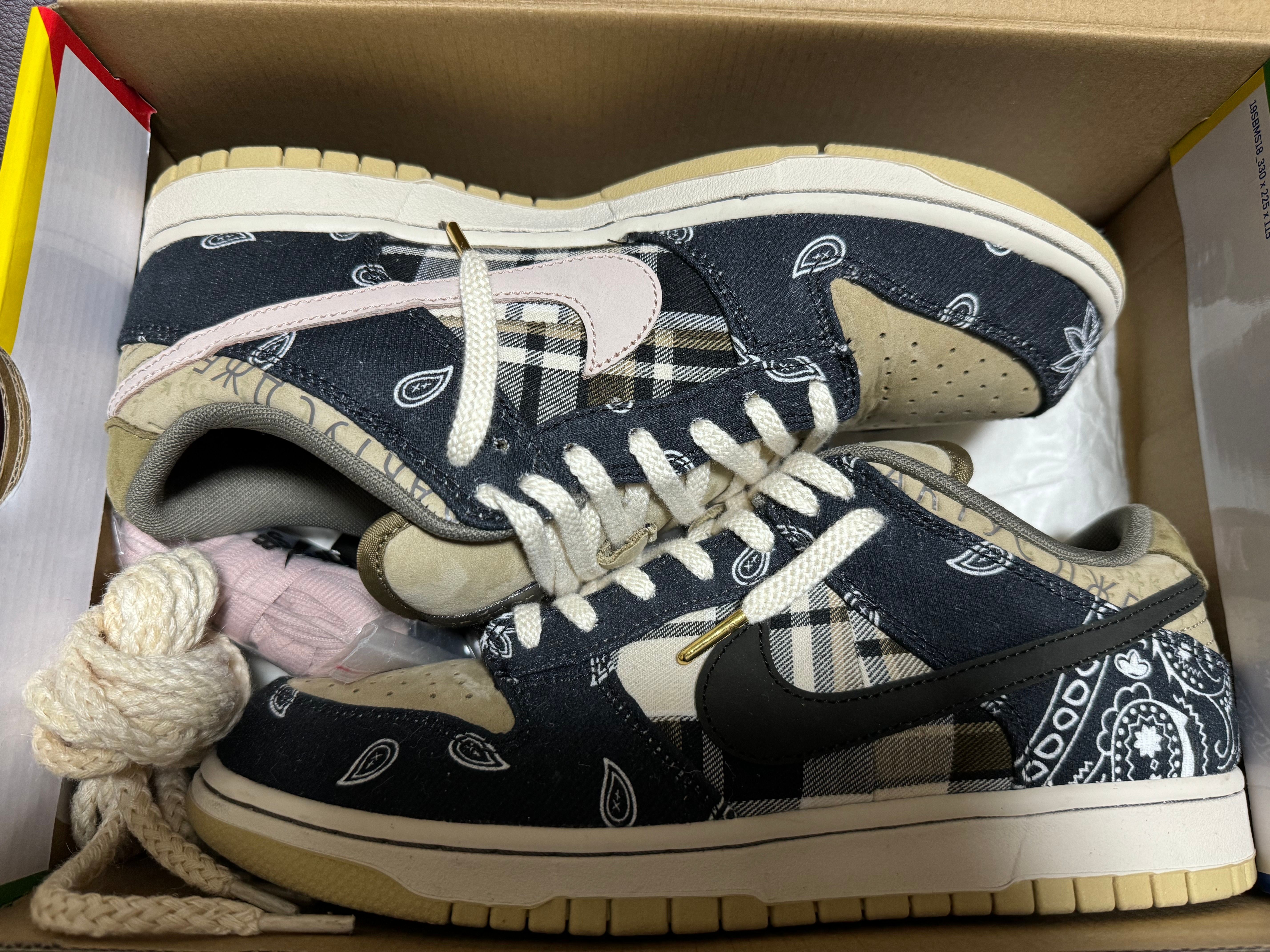 Travis Scott × Nike SB Dunk Low "Black/Parachute Beige"