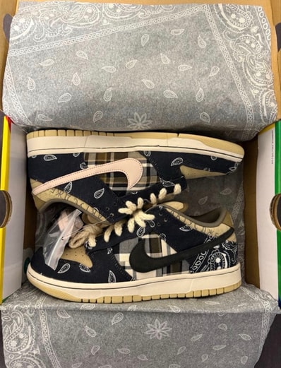 Travis Scott × Nike SB Dunk Low "Black/Parachute Beige"