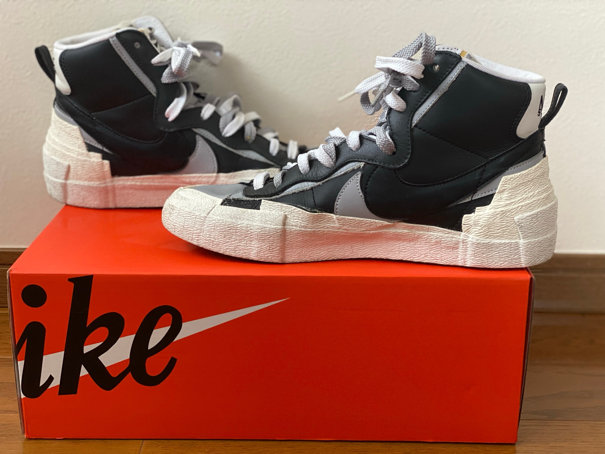 sacai × NIKE BLAZER MID "BLACK/WOLF GREY/WHITE"