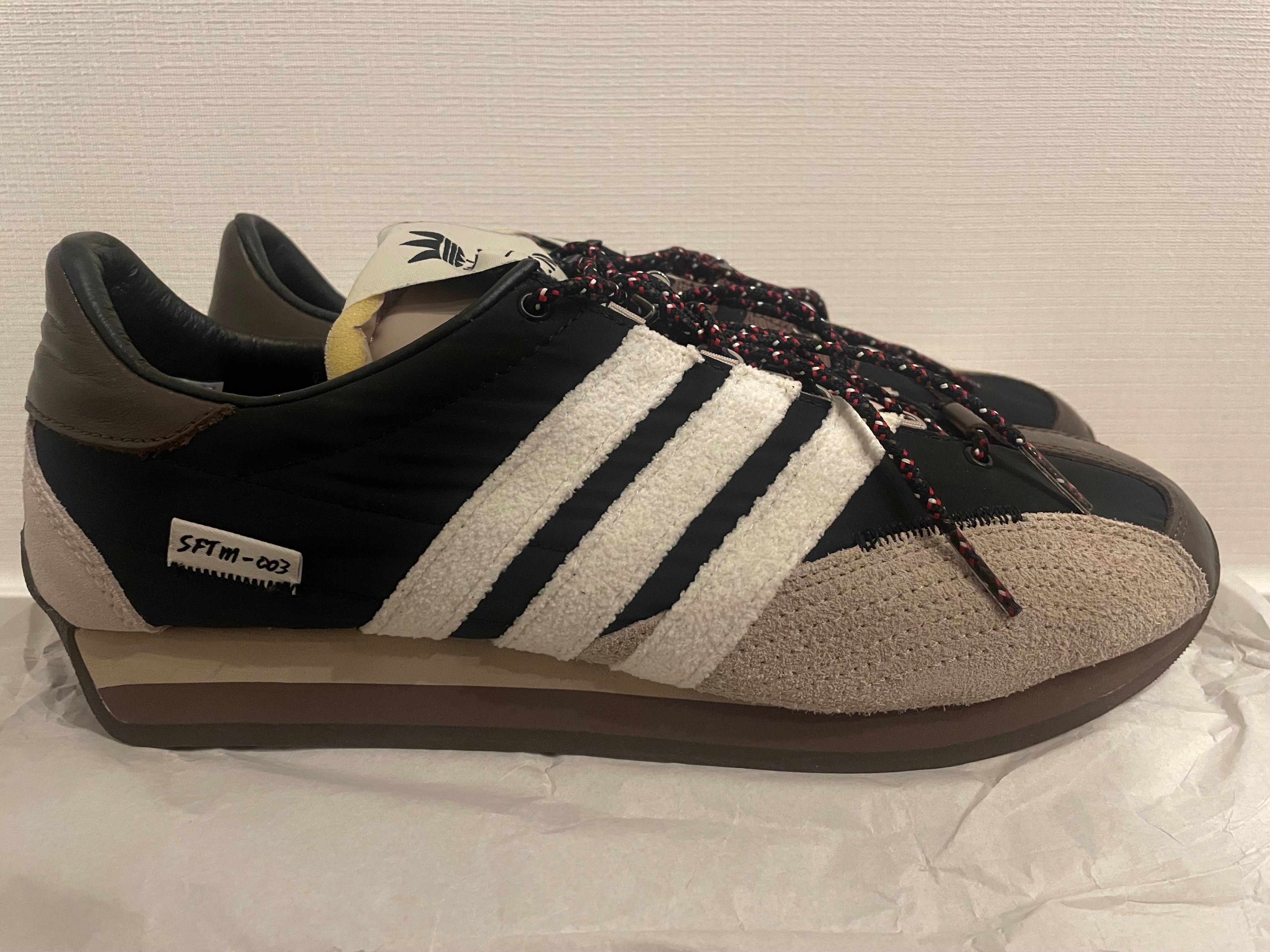 ソング オブ ザ ミュート × アディダスオリジナルス カントリー OG ロー トレーナー "コアブラック/コアホワイト/ワンダーベージュ"