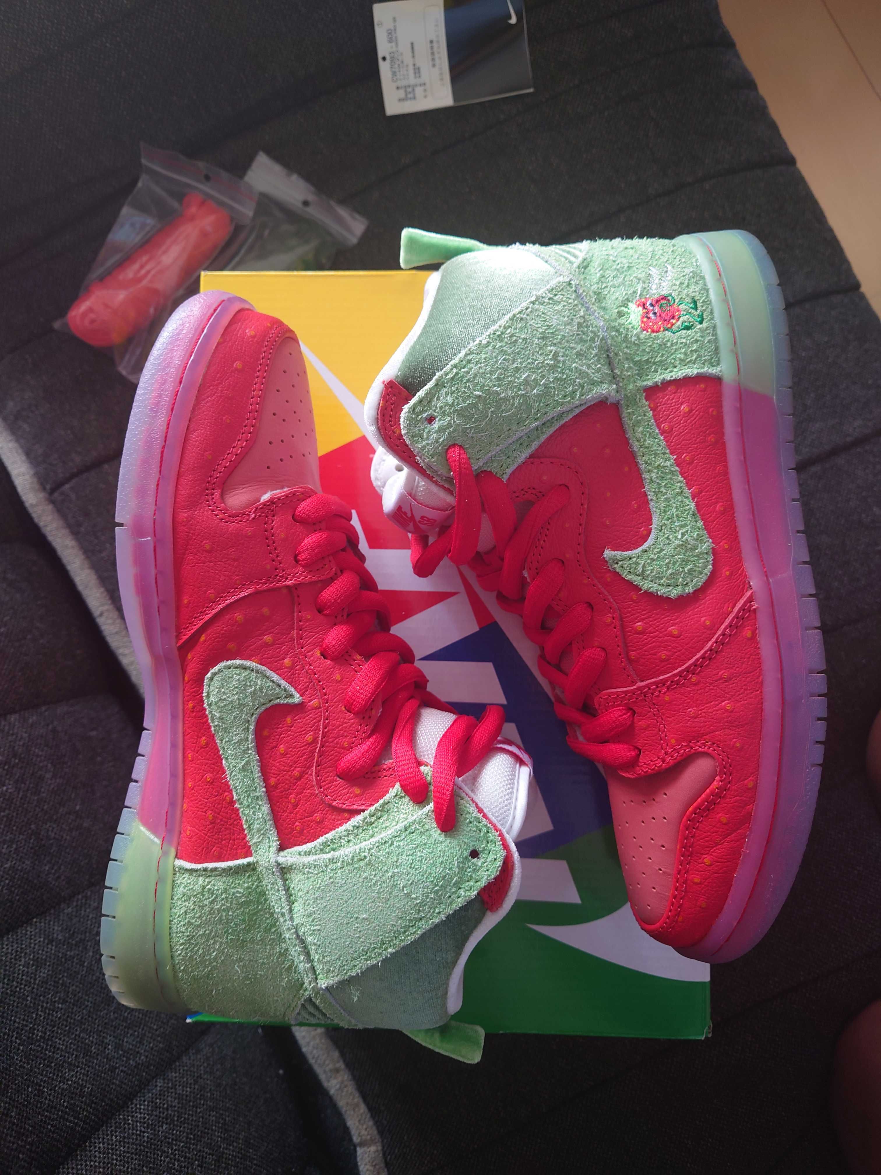 Nike SB Dunk High "Strawberry Cough"