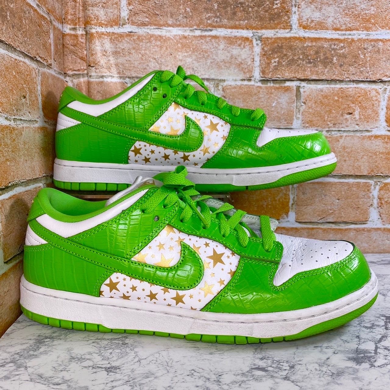 Supreme × Nike SB Dunk Low OG QS Gold Stars "White/Mean Green"