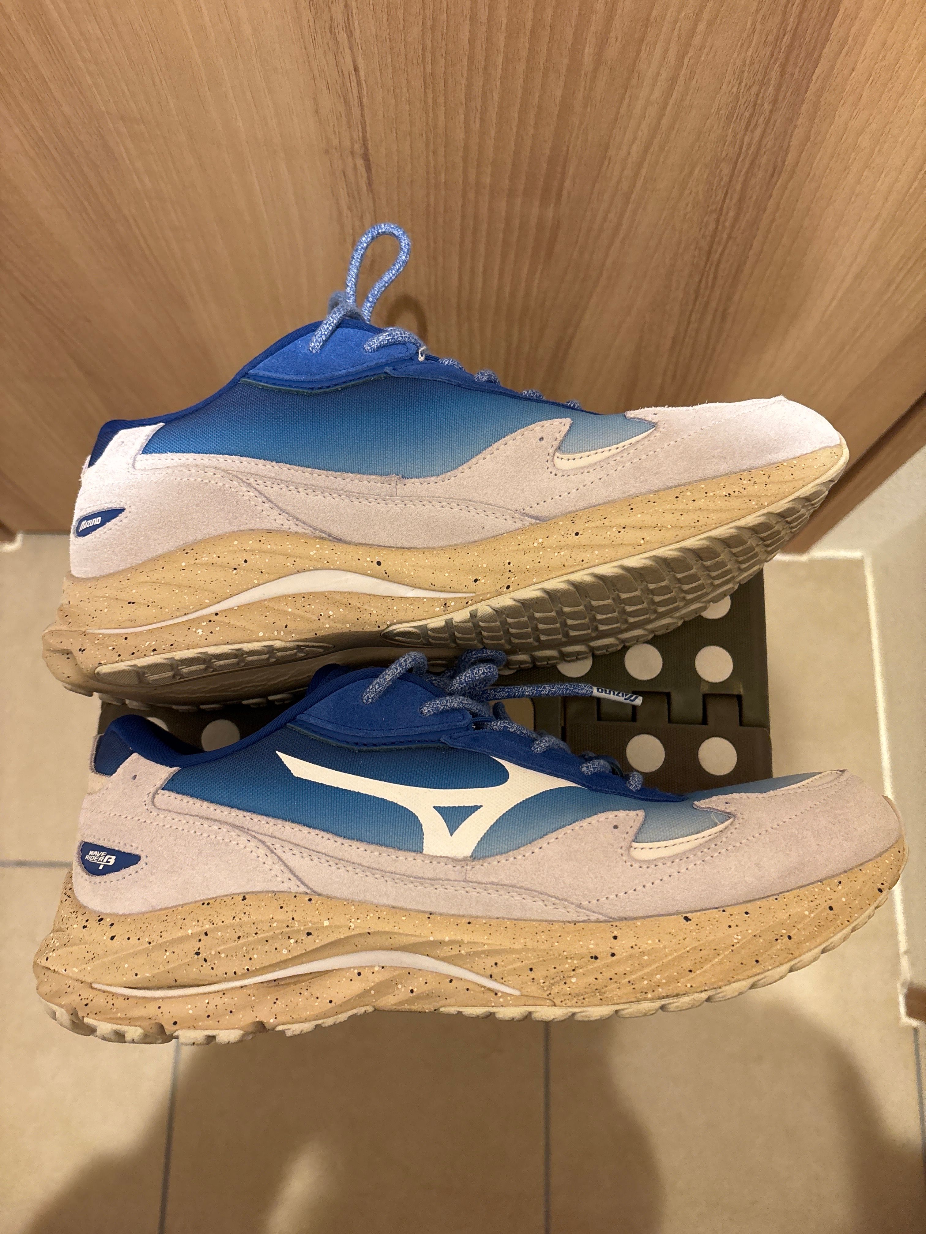 永井博 × ミズノ ウェーブライダー ベータ "ブルー/ホワイト/サンドベージュ"