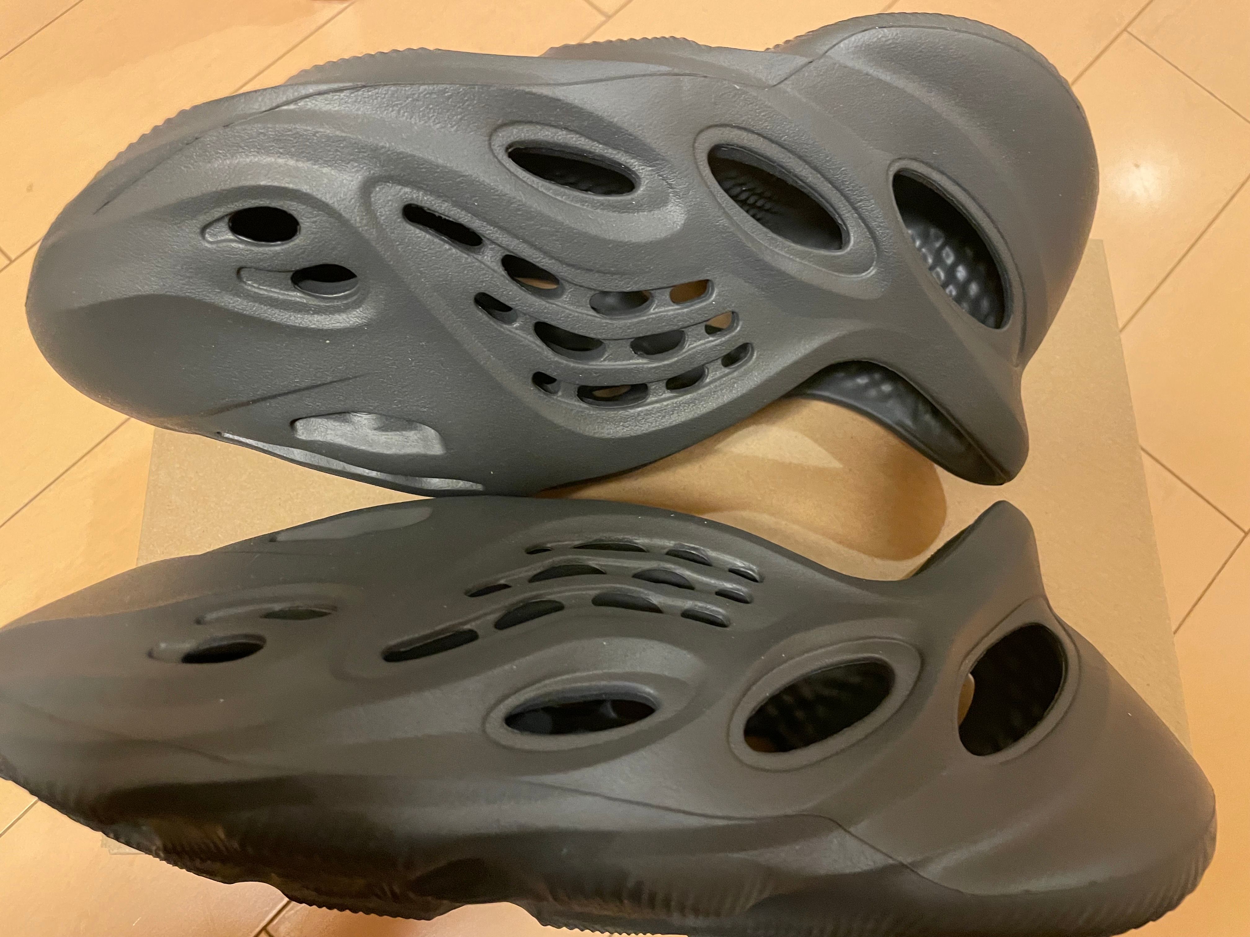 adidas YEEZY Foam Runner "Carbon"