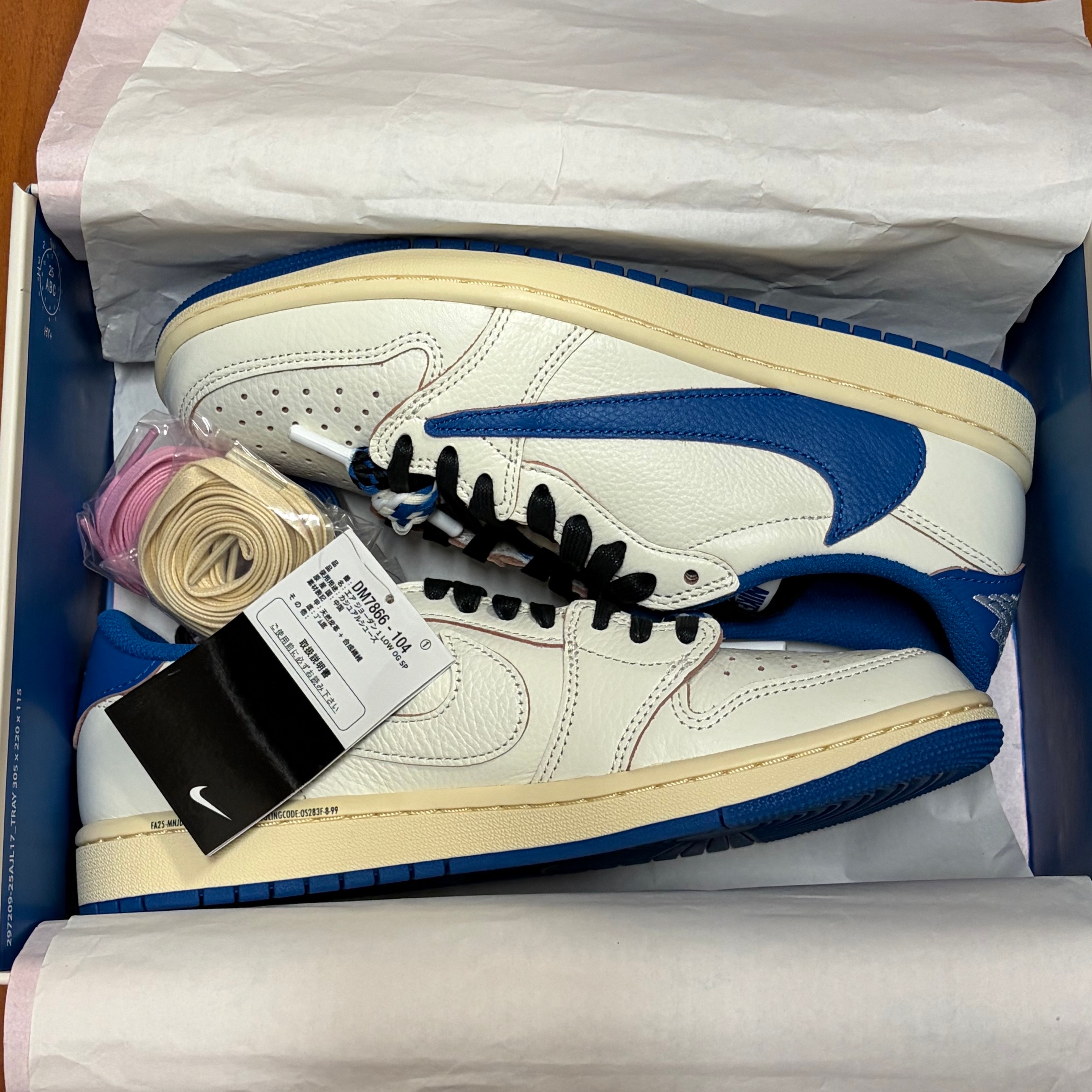 トラヴィススコット × フラグメントデザイン × ナイキ エアジョーダン1 ロー OG "セイル/ミリタリーブルー"