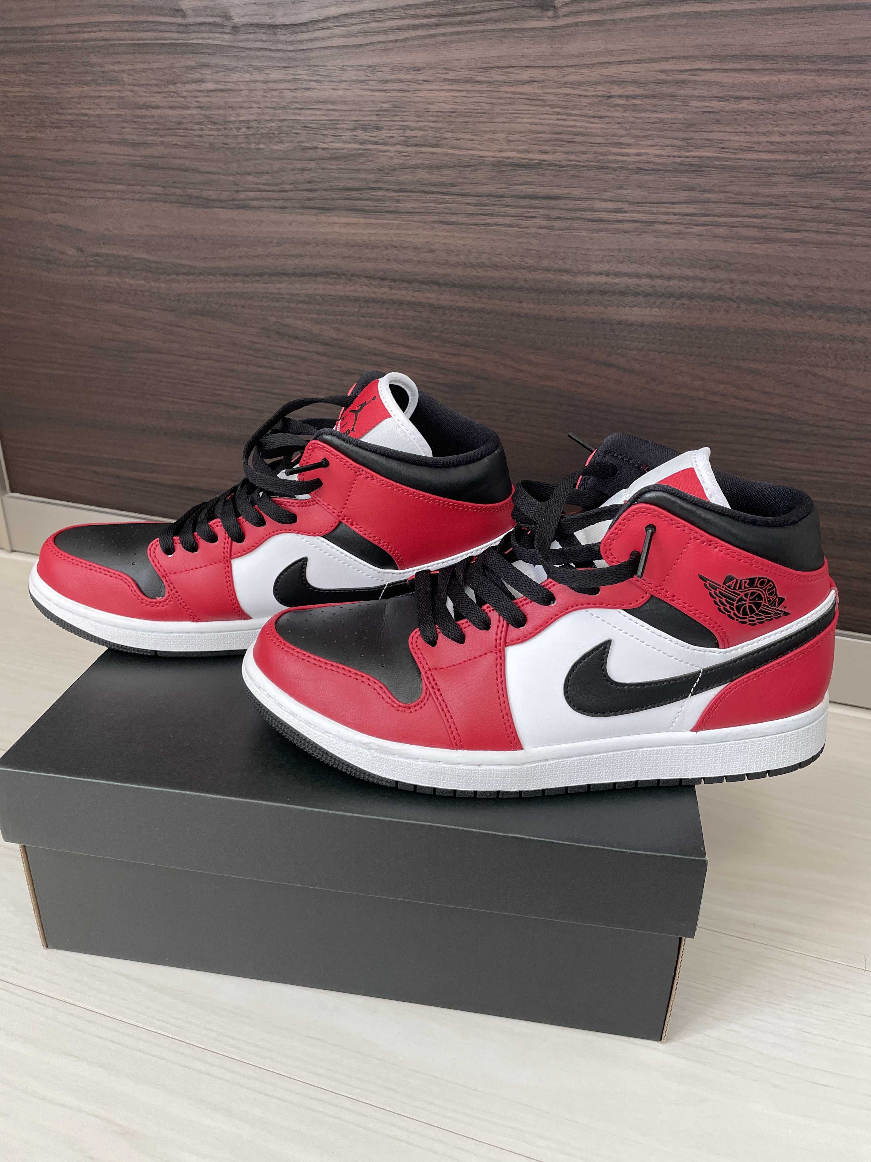 Nike Air Jordan 1 Mid "Chicago Black Toe"
