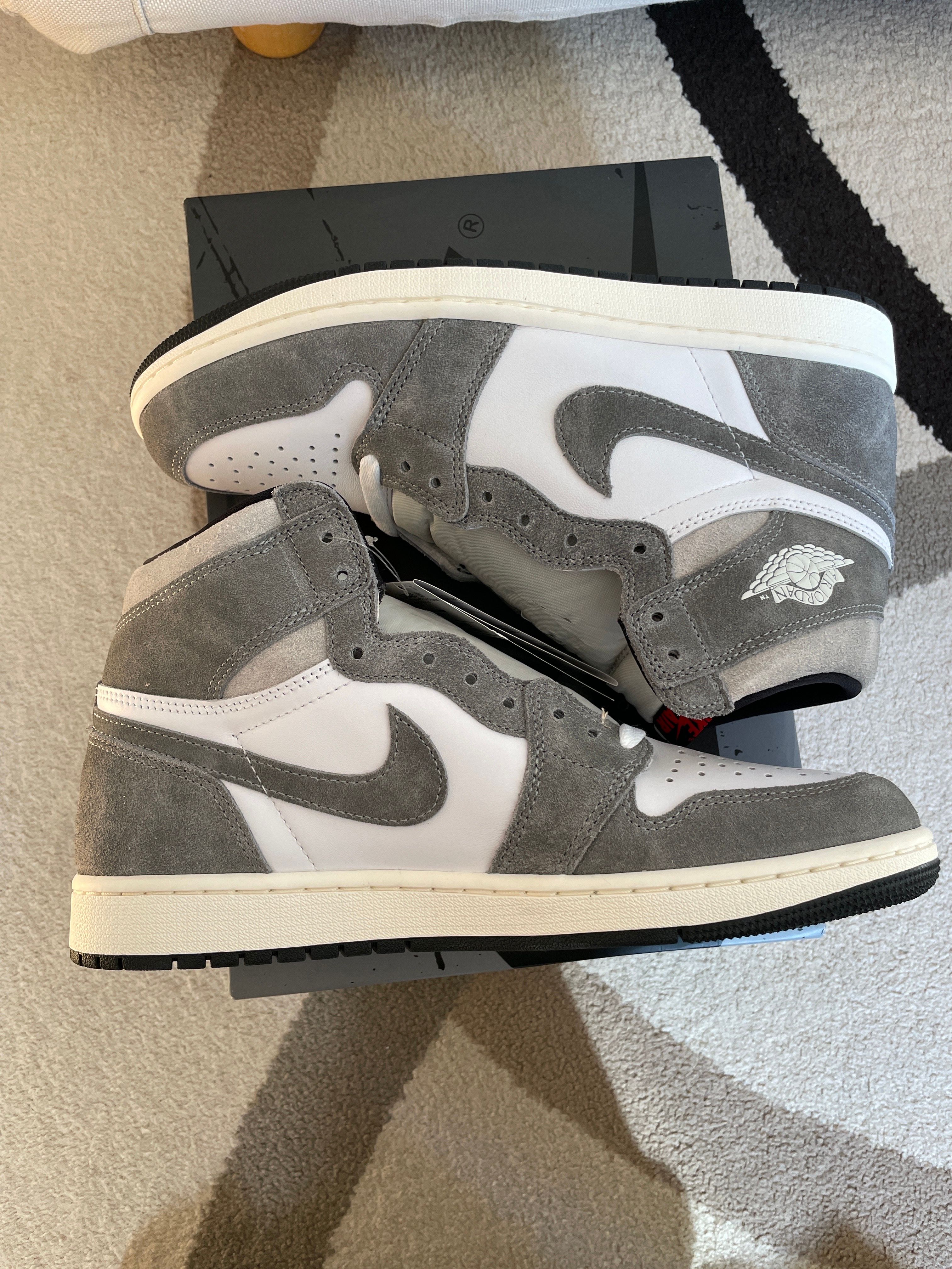 Nike Air Jordan 1 Retro High OG "Black and Smoke Grey"