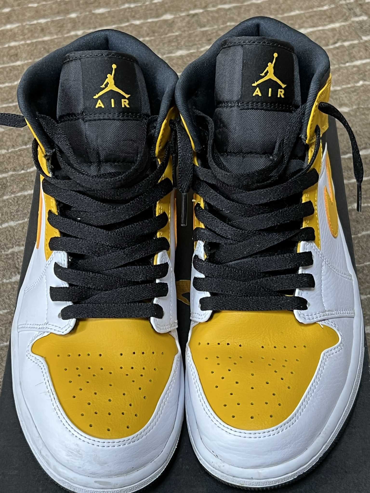 Nike Air Jordan 1 Mid "University Gold"  