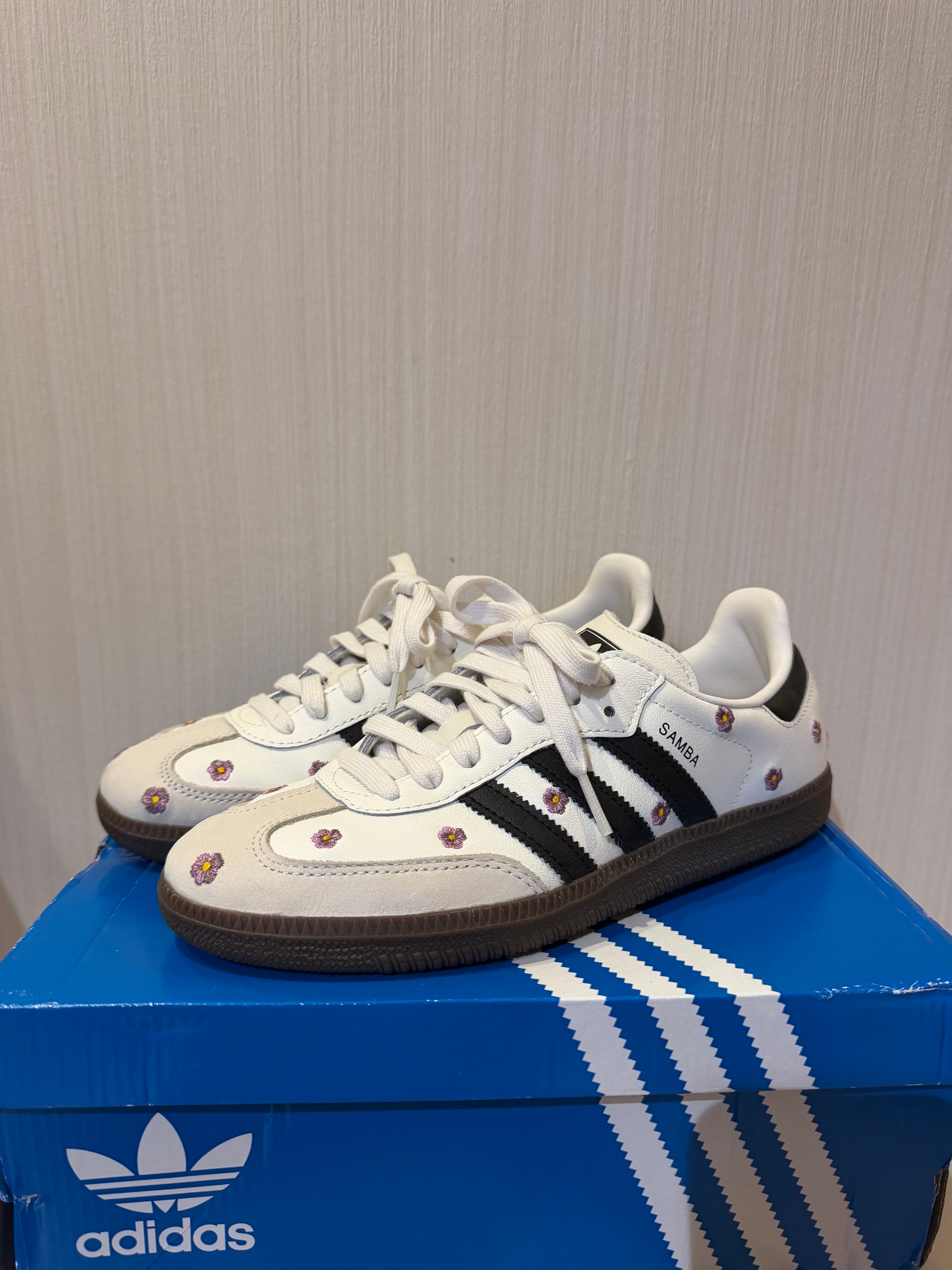 アディダス ウィメンズ サンバ OG "クラウドホワイト/コアブラック/ガム"