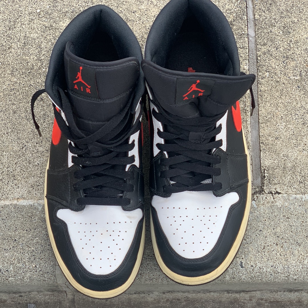 ナイキ エアジョーダン1 ミッド "ブラック/チリレッド/ホワイト"