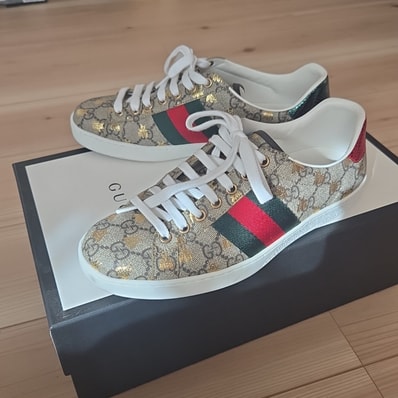 GUCCI Women's Ace With Bee GG Supreme Sneaker "Beige/Ebony"