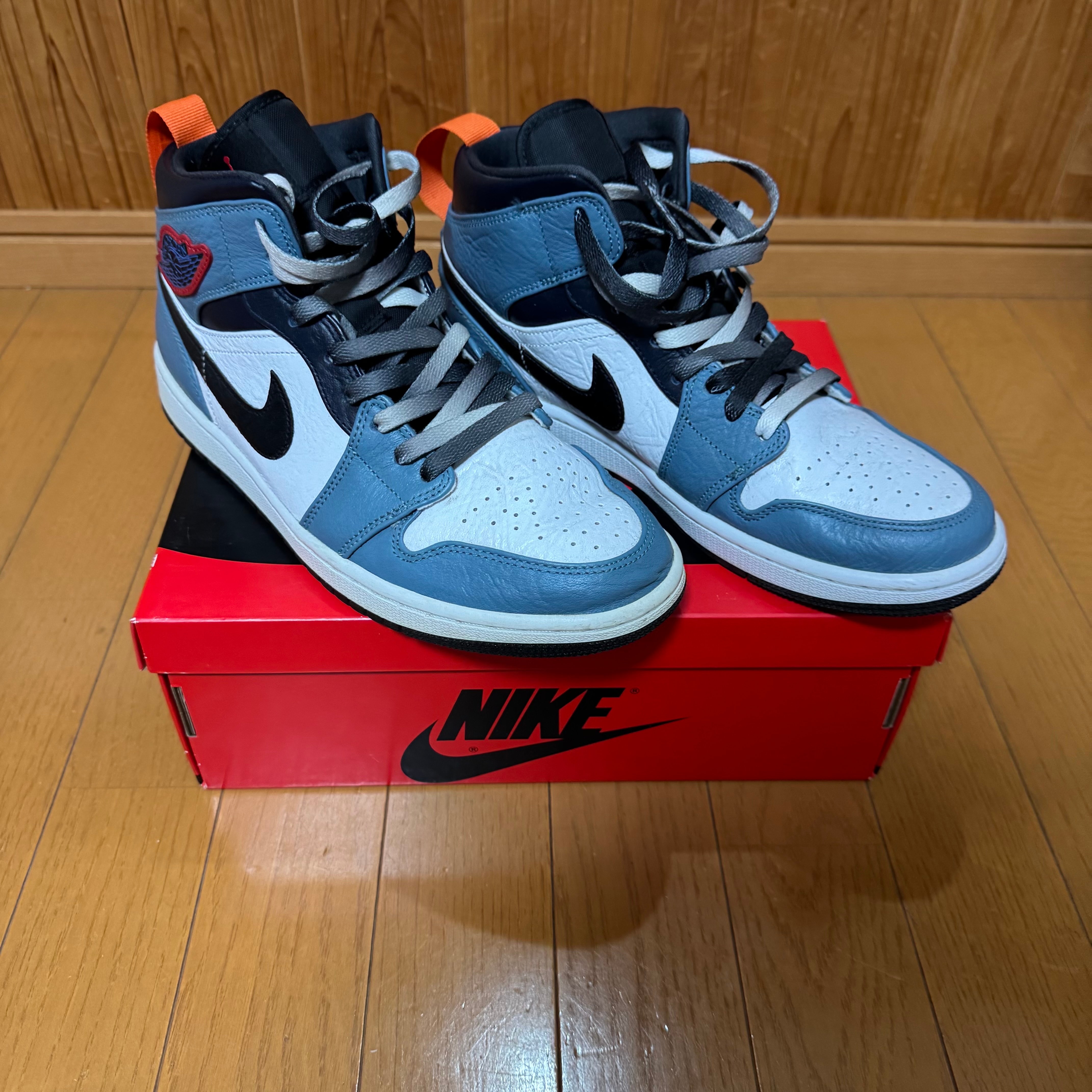 ファセッタズム × ナイキ エアジョーダン1 ミッド "ホワイト/ネイビー"