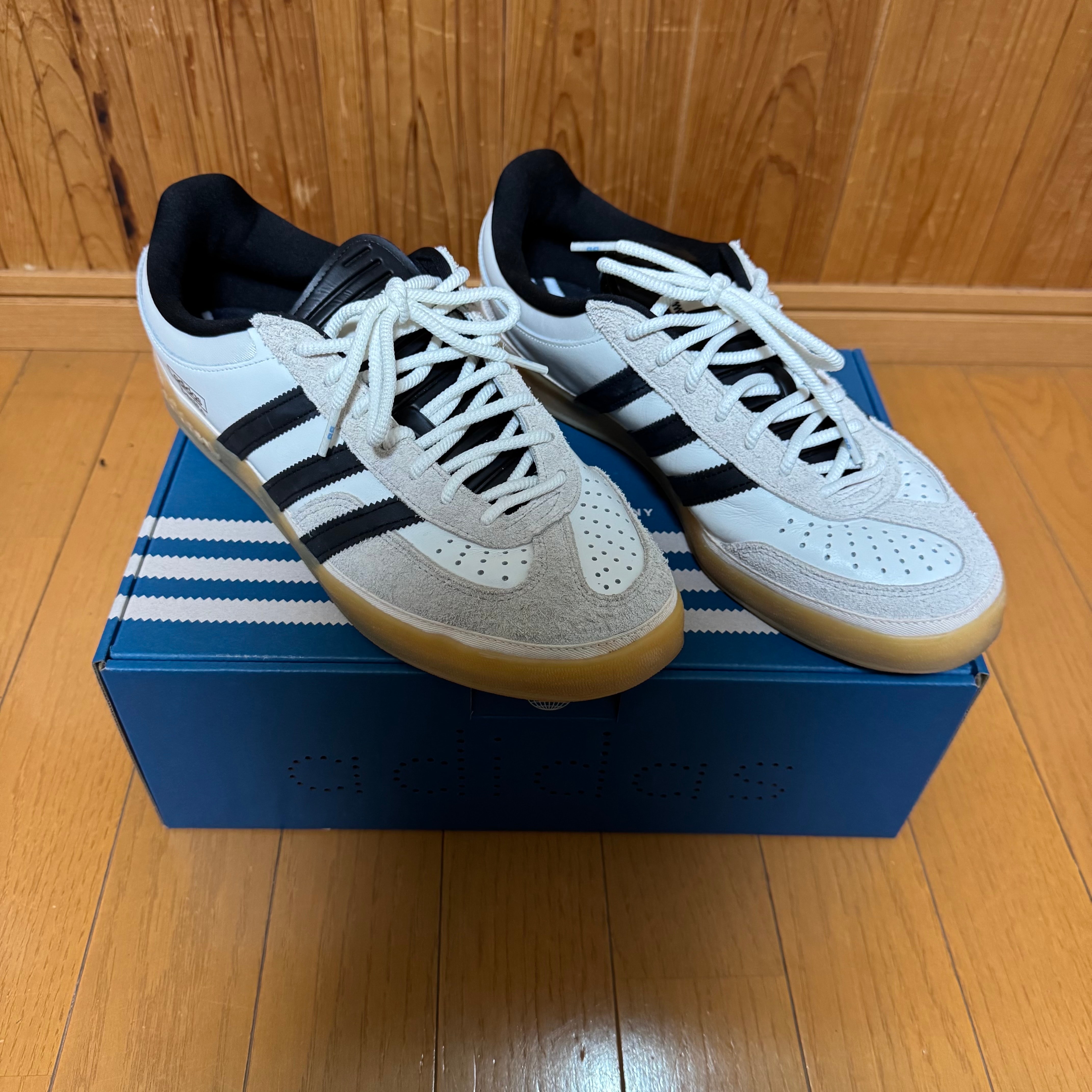 バッド・バニー × アディダス ガゼル インドア "コアホワイト/コアブラック/ガム"