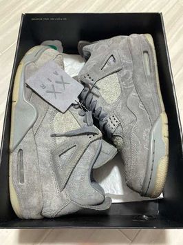 NIKE AIR JORDAN 4 RETRO KAWS GREYを買うならスニーカーダンク すぐドンバス地方 × NIKE 正規品 KAWS グレー レトロ エアジョーダン4 スニーカー