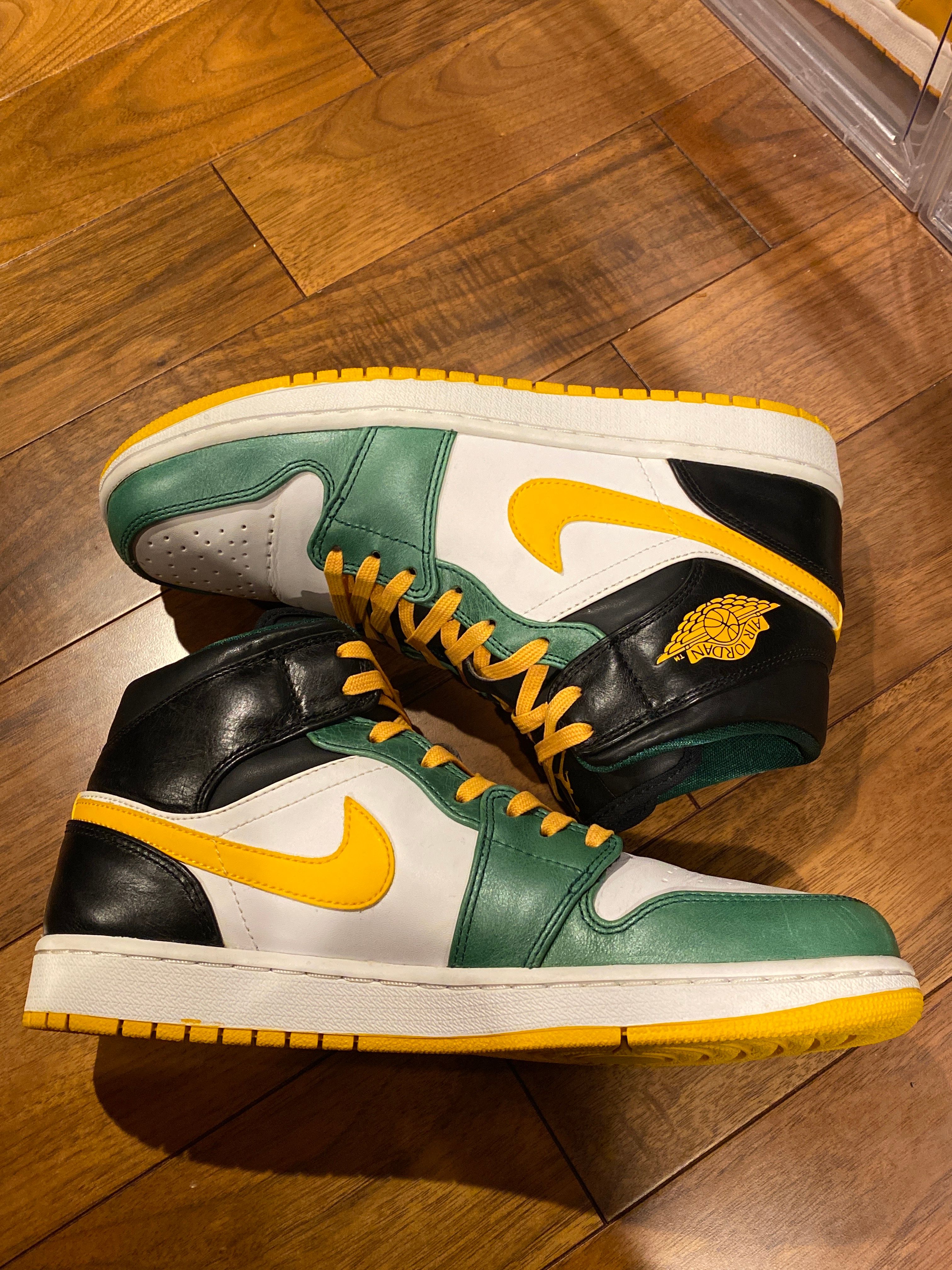Nike Air Jordan 1 Retro Mid "Sonics"