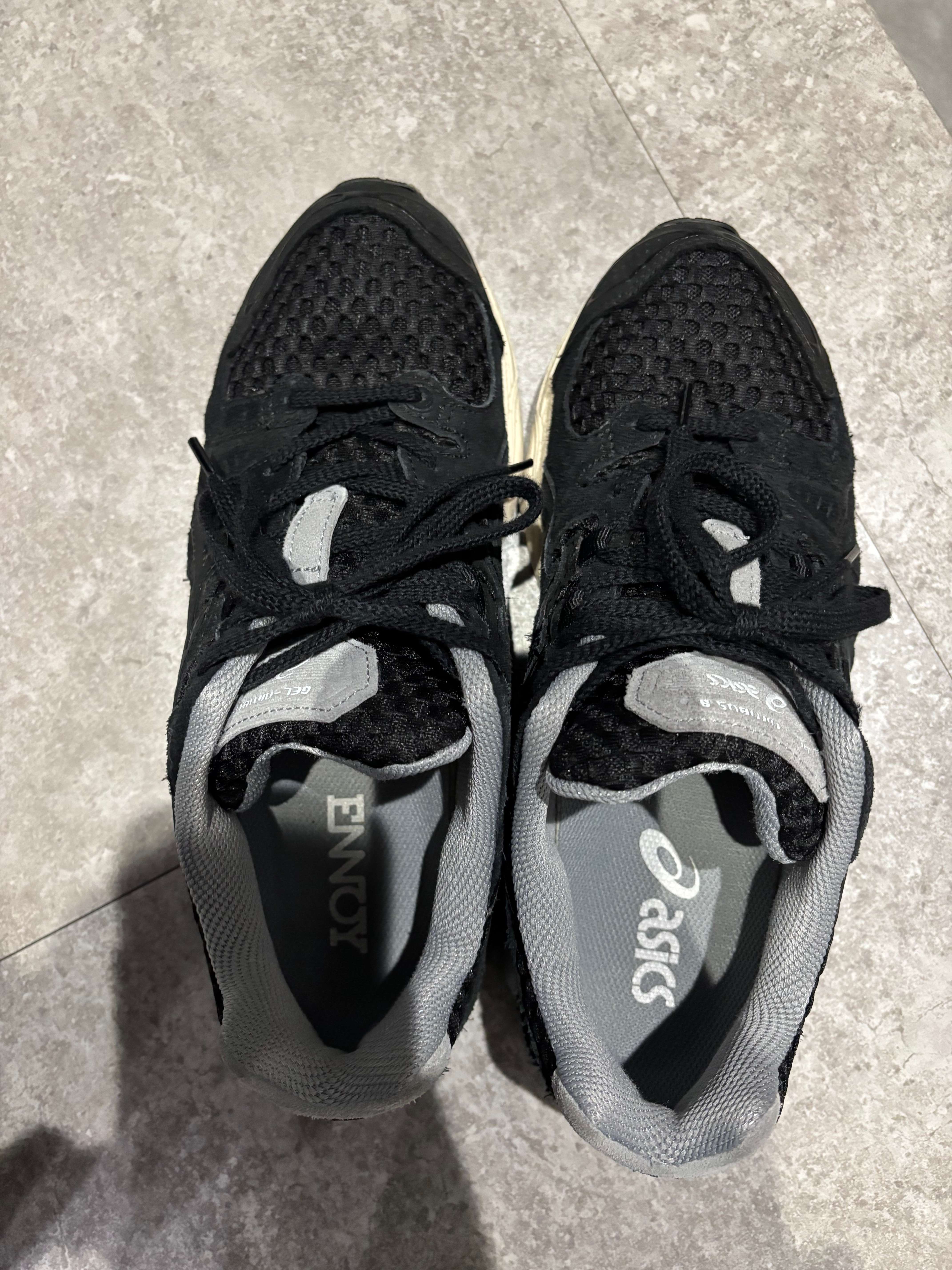 エンノイ × アシックス ゲルニンバス9 "ブラック/シートロック" (1201A986-002)