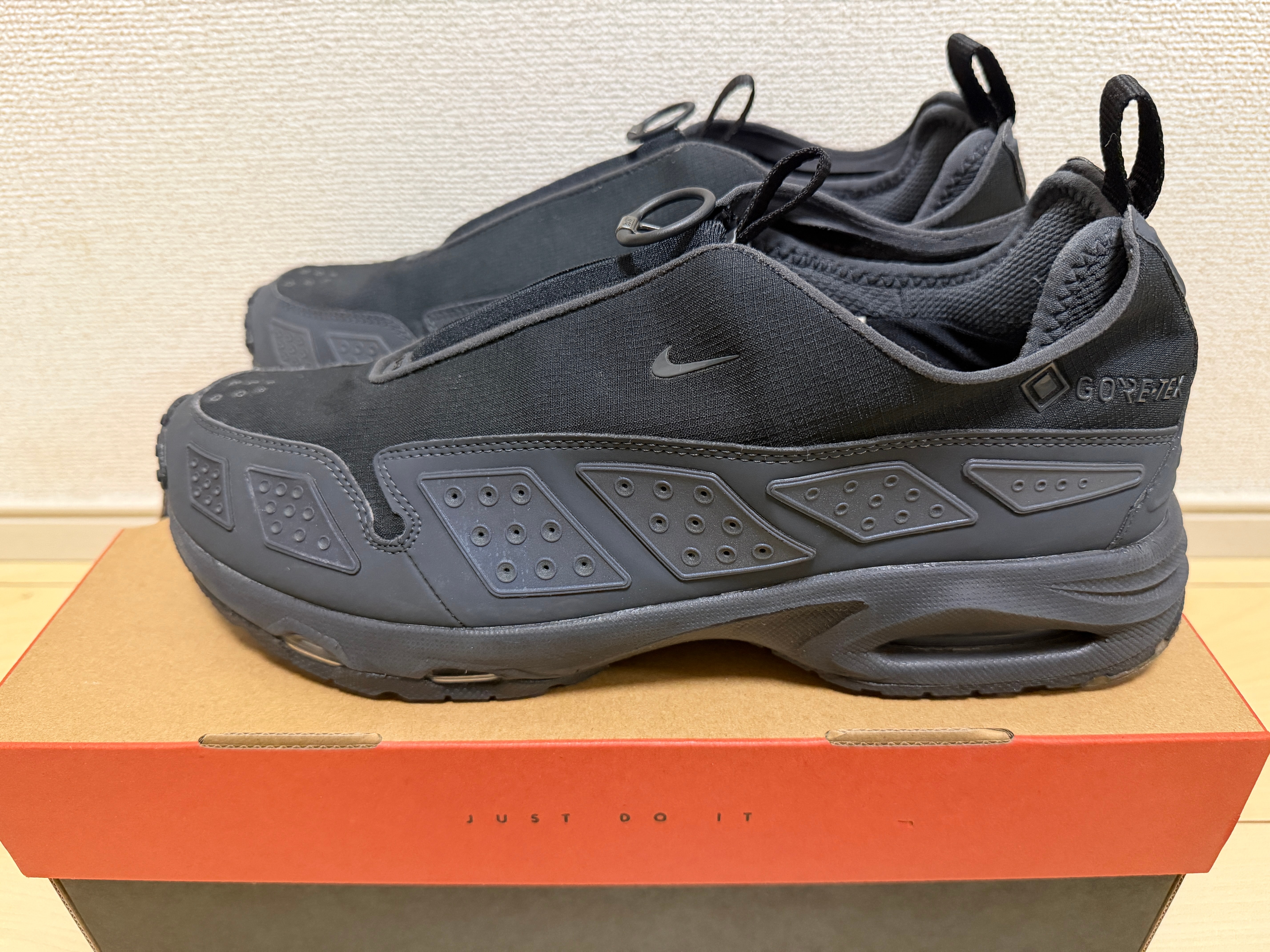 ナイキ ウィメンズ エアマックスサンダー ゴアテックス "ブラック アンド ダークスモークグレー"