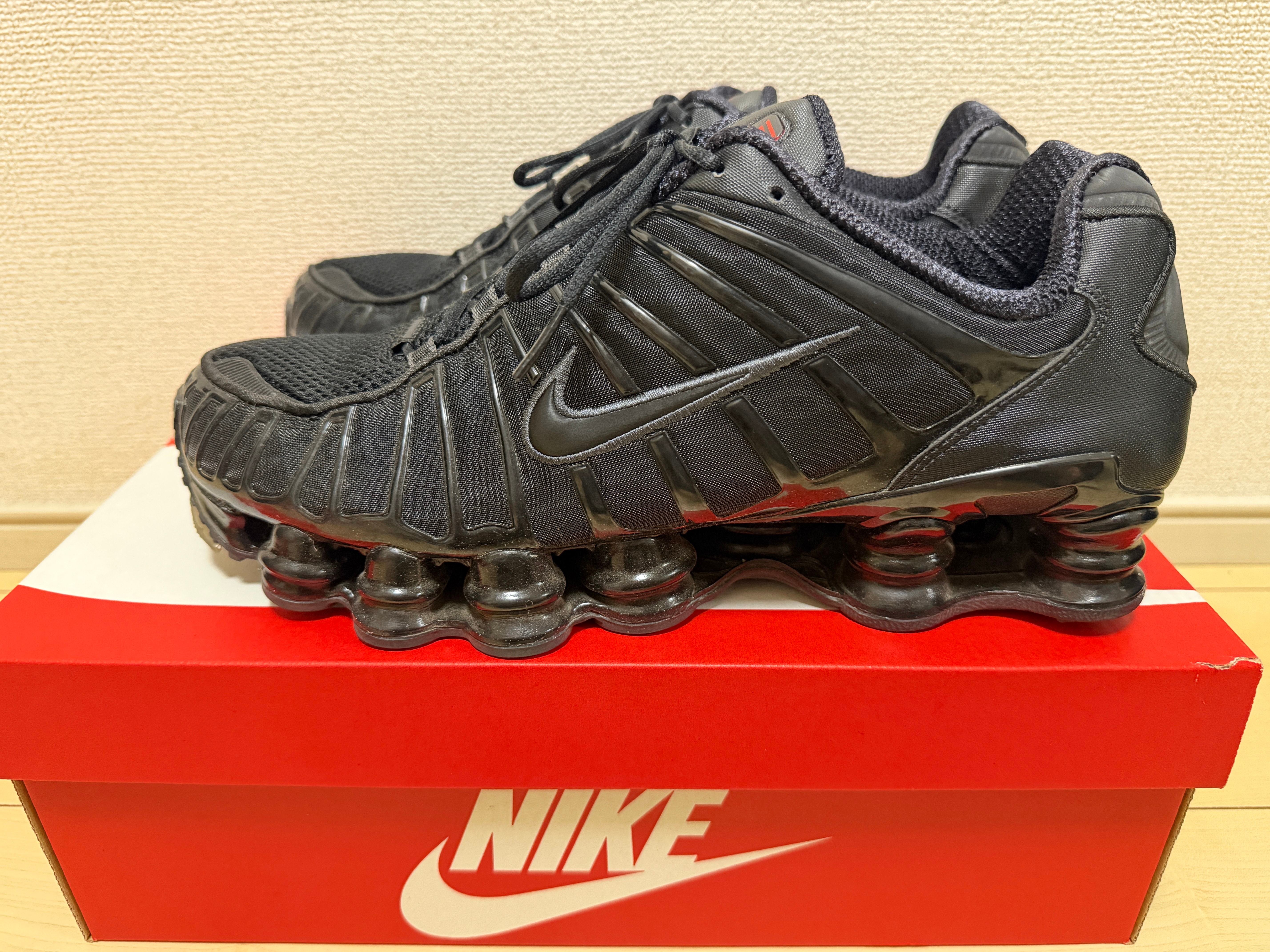 ナイキ ウィメンズ ショックス TL "ブラック アンド マックスオレンジ"