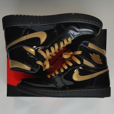 Nike Air Jordan 1 High OG "Black-Metalic Gold"