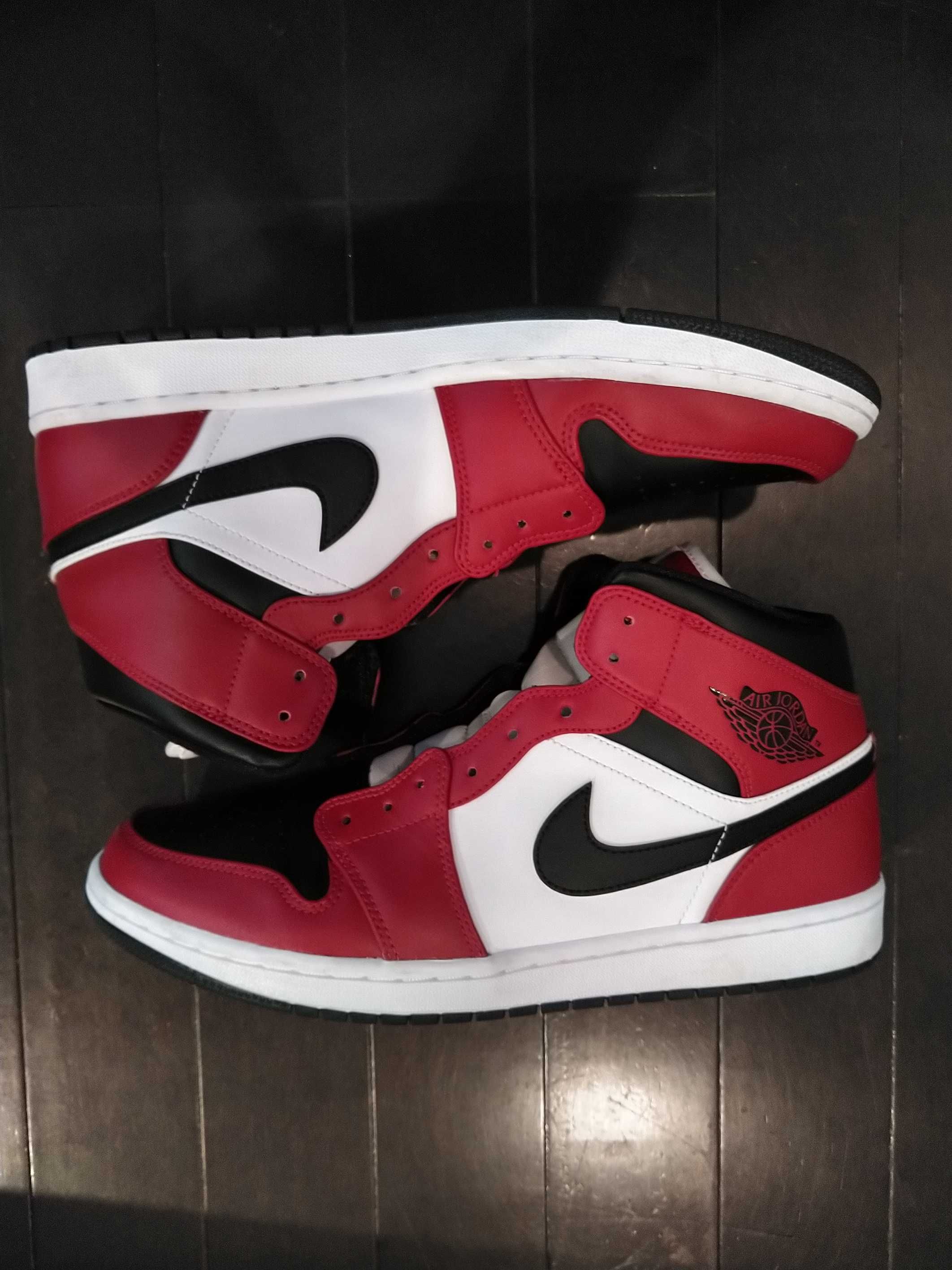 Nike Air Jordan 1 Mid "Chicago Black Toe"