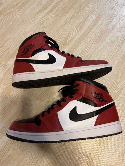 Nike Air Jordan 1 Mid "Chicago Black Toe"