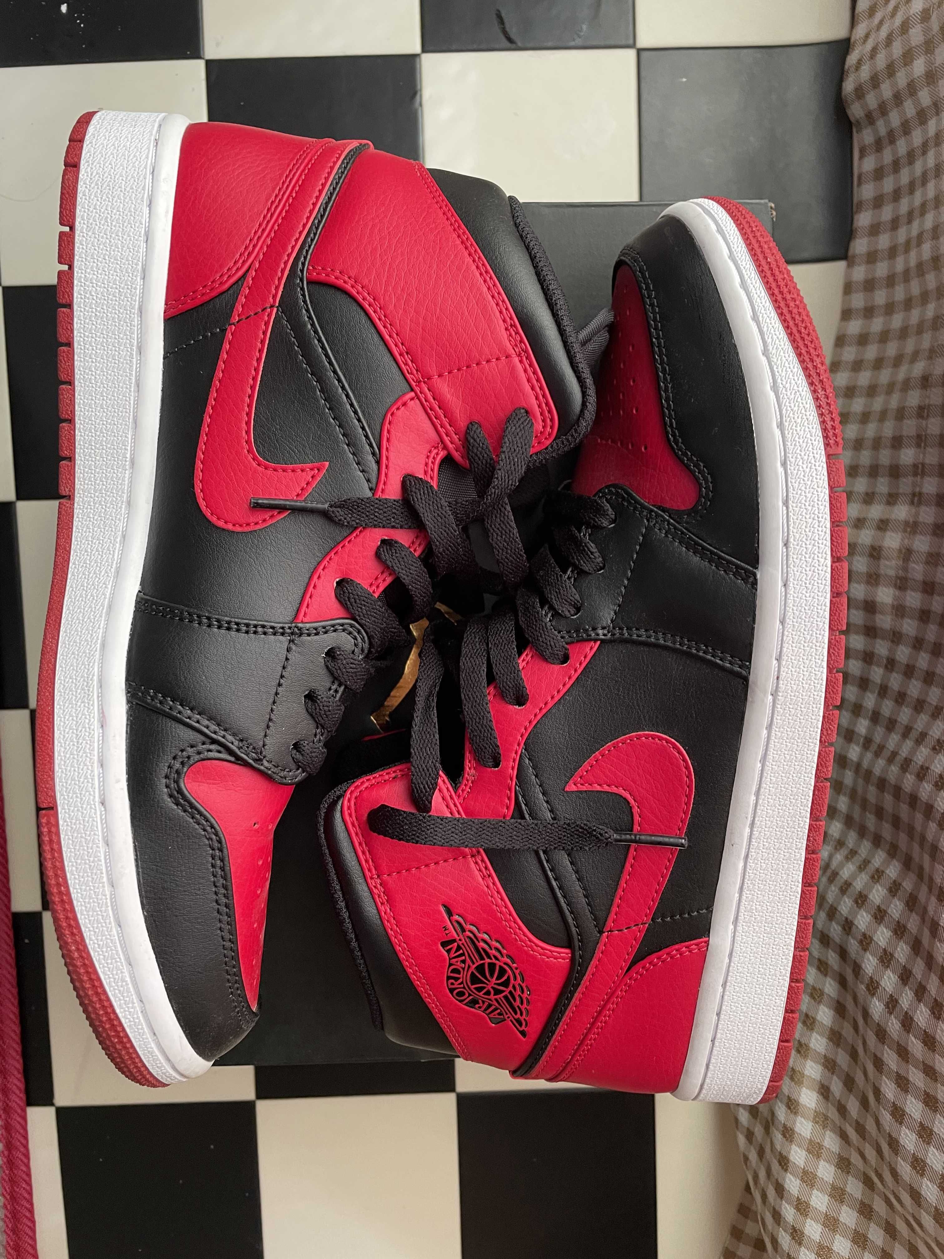 Nike Air Jordan 1 Mid "Bred"