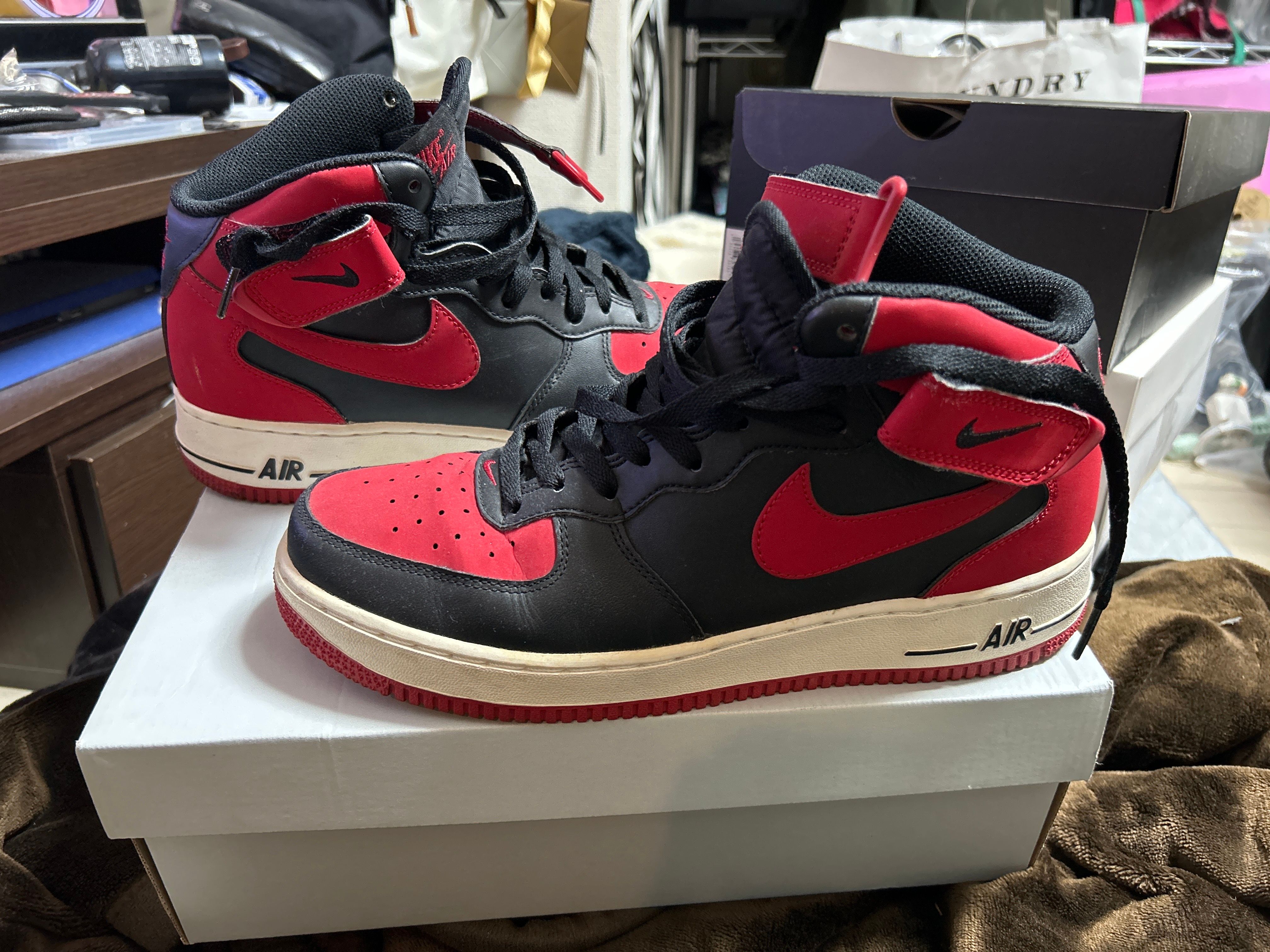 Nike Air Force 1 Mid "Bred"