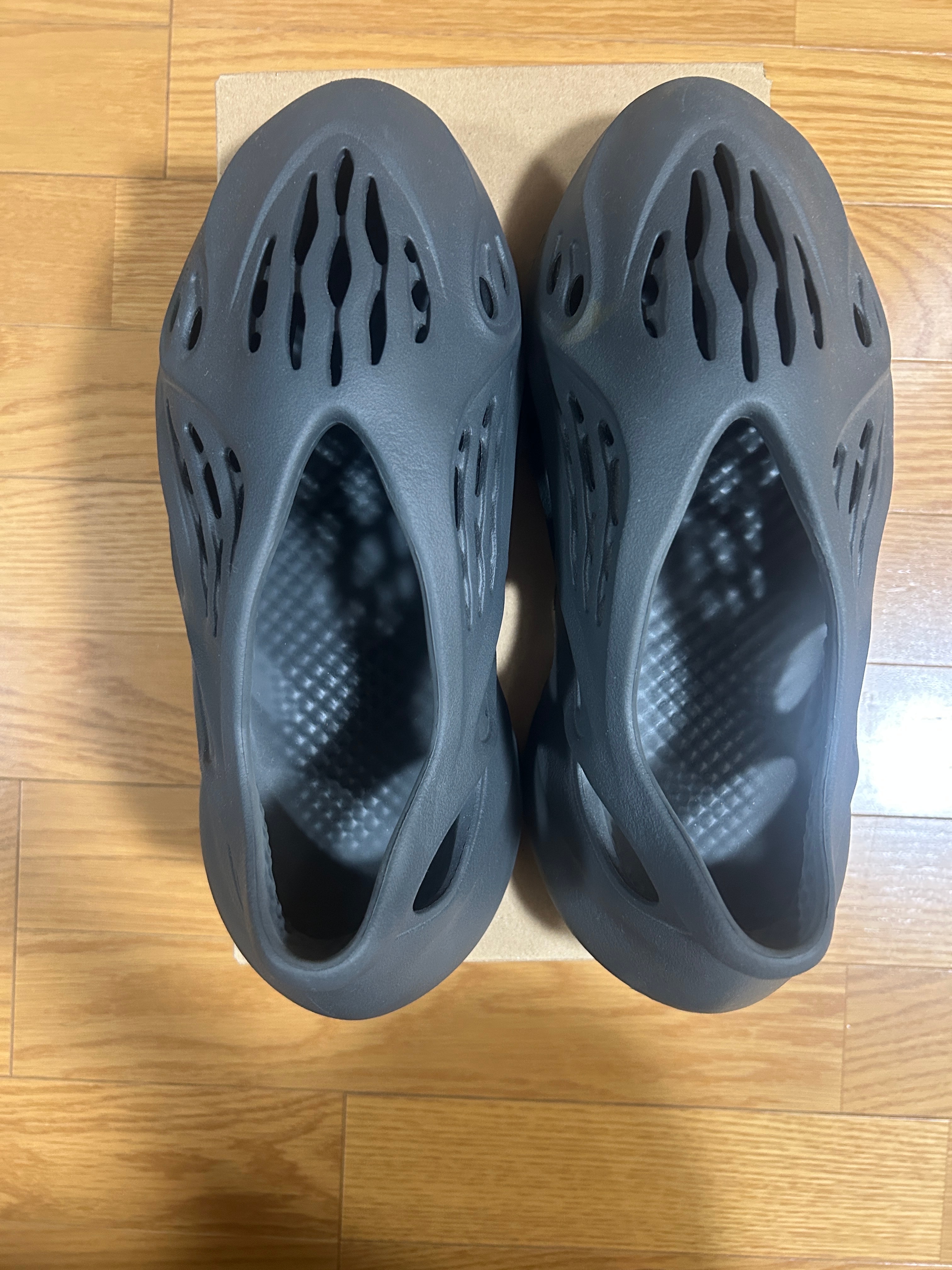 アディダス イージー フォームランナー "カーボン"