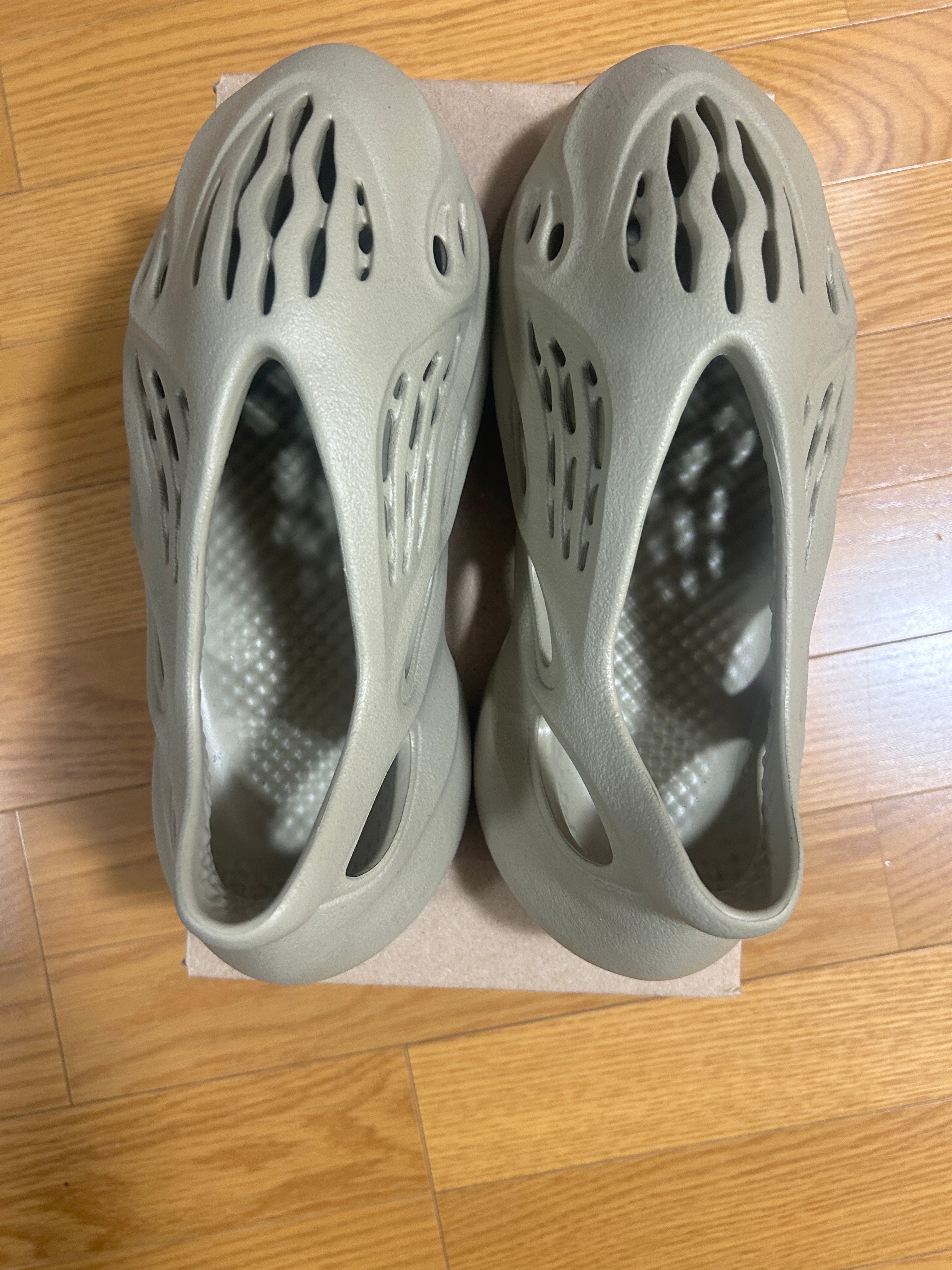 アディダス イージー フォームランナー "ストーンソルト"