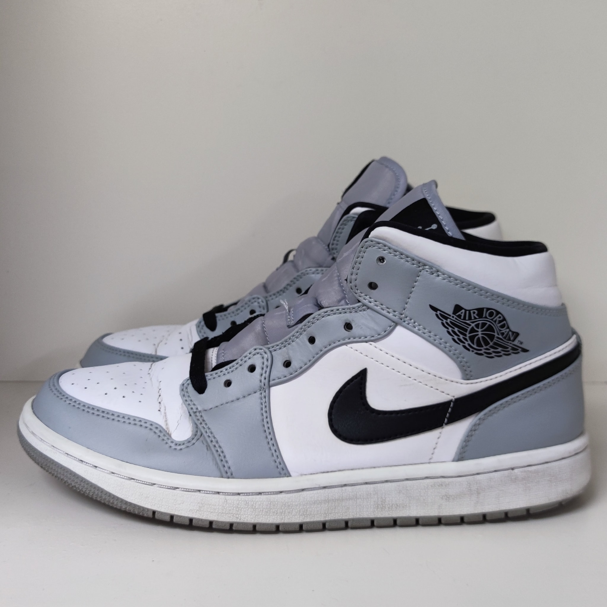 Nike Air Jordan 1 Mid "Light Smoke Grey/White/Black"
