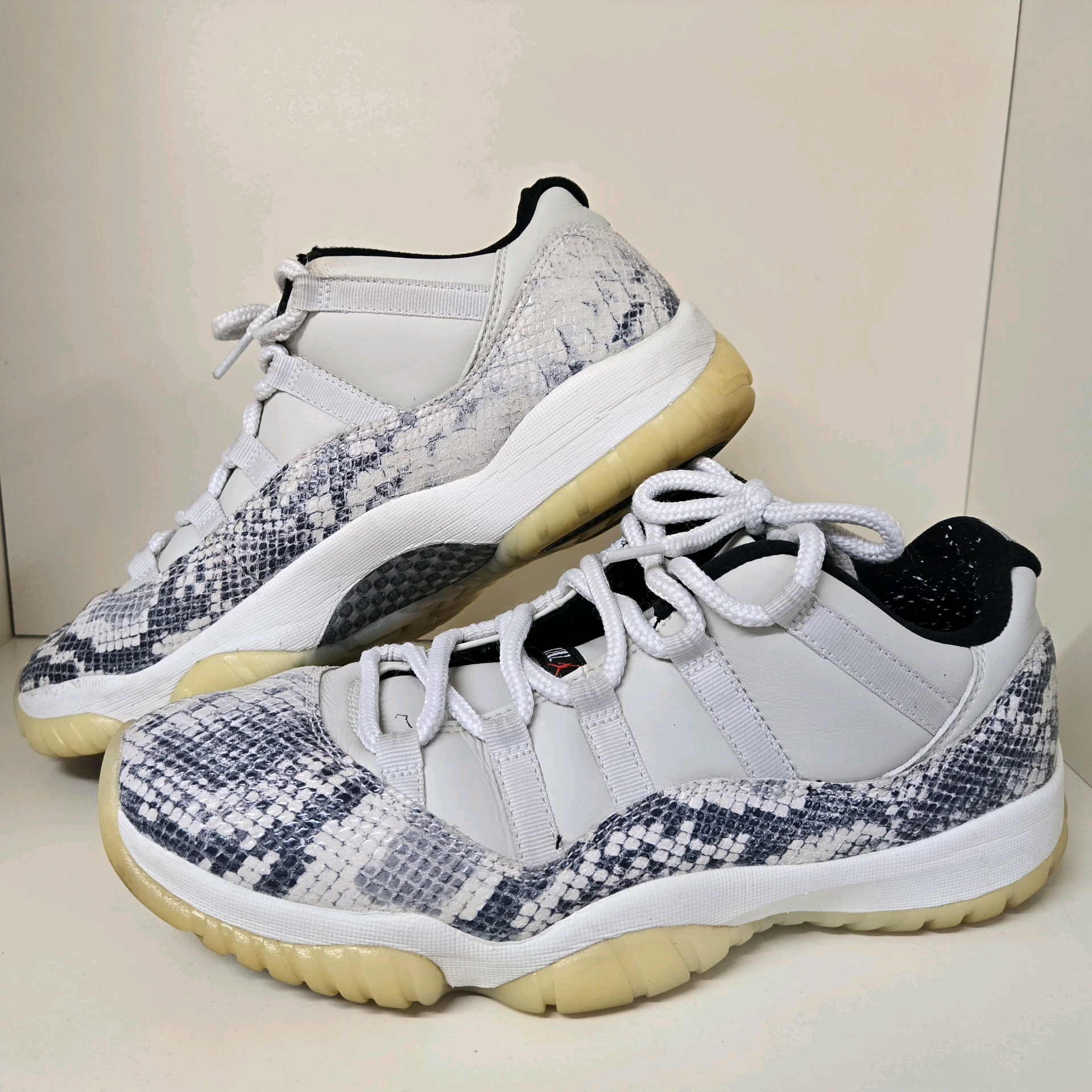 Nike Air Jordan 11 Low Snakeskin "Light Bone/University Red/Sail/Black"