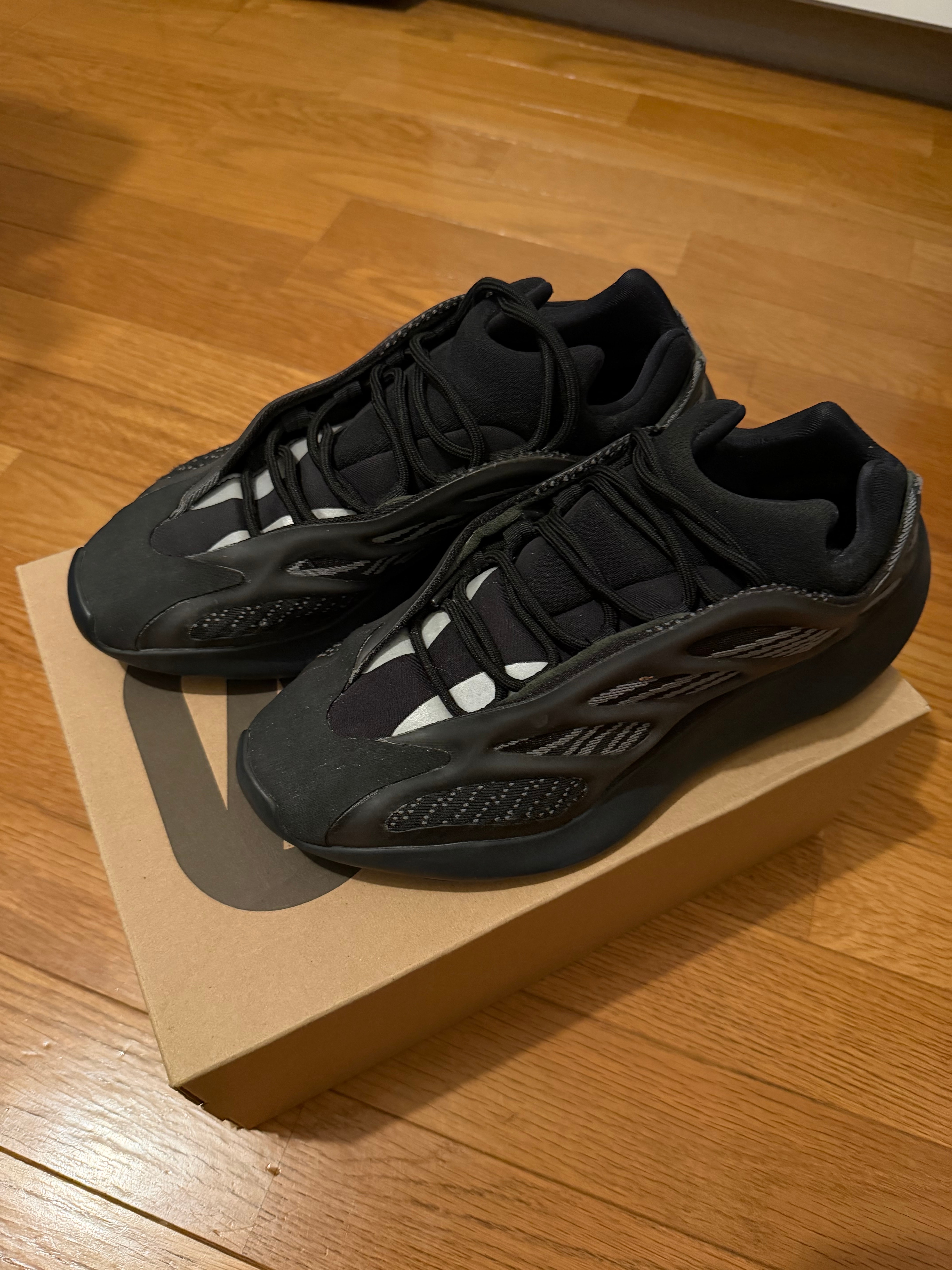 アディダス イージー 700V3 "アルヴァ"