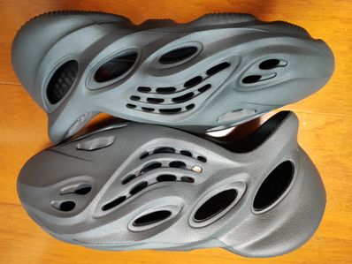 adidas YEEZY Foam Runner "Carbon"