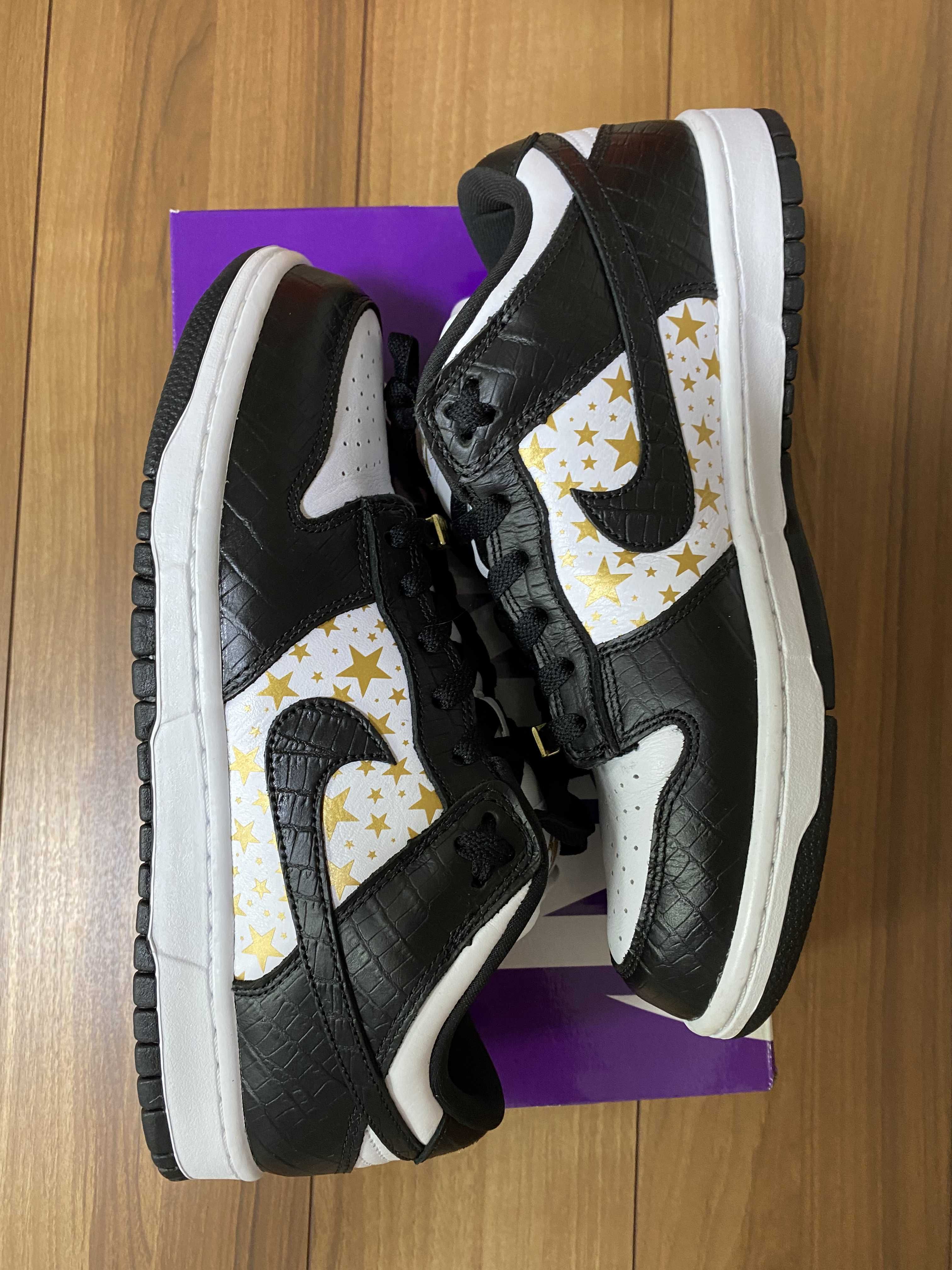 Supreme × Nike SB Dunk Low OG QS Gold Stars "White/Black"