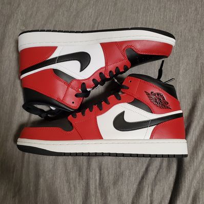 Nike Air Jordan 1 Mid "Chicago Black Toe"