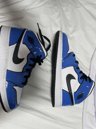 Nike GS Air Jordan 1 Mid SE "Signal Blue"