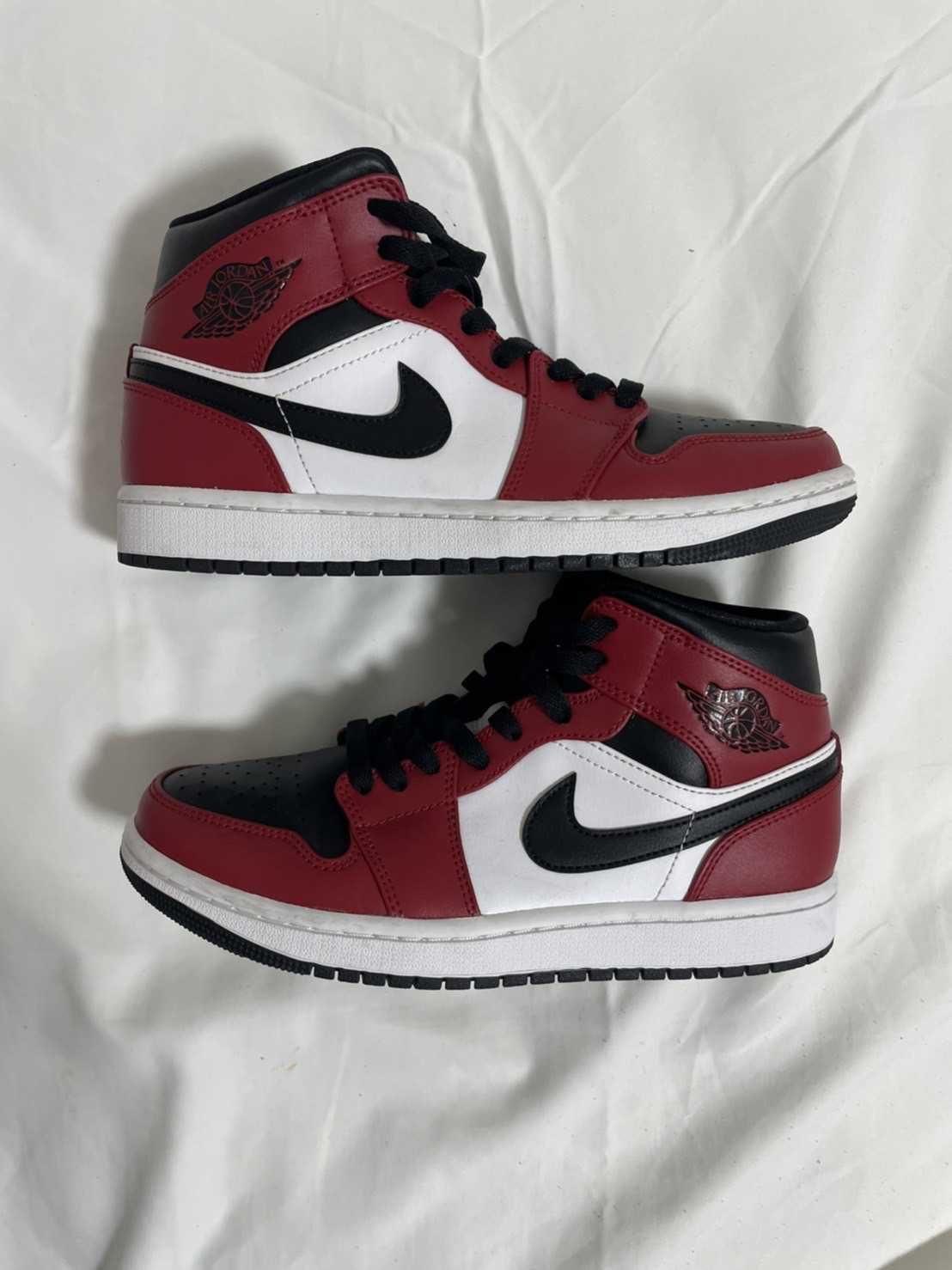 Nike Air Jordan 1 Mid "Chicago Black Toe"