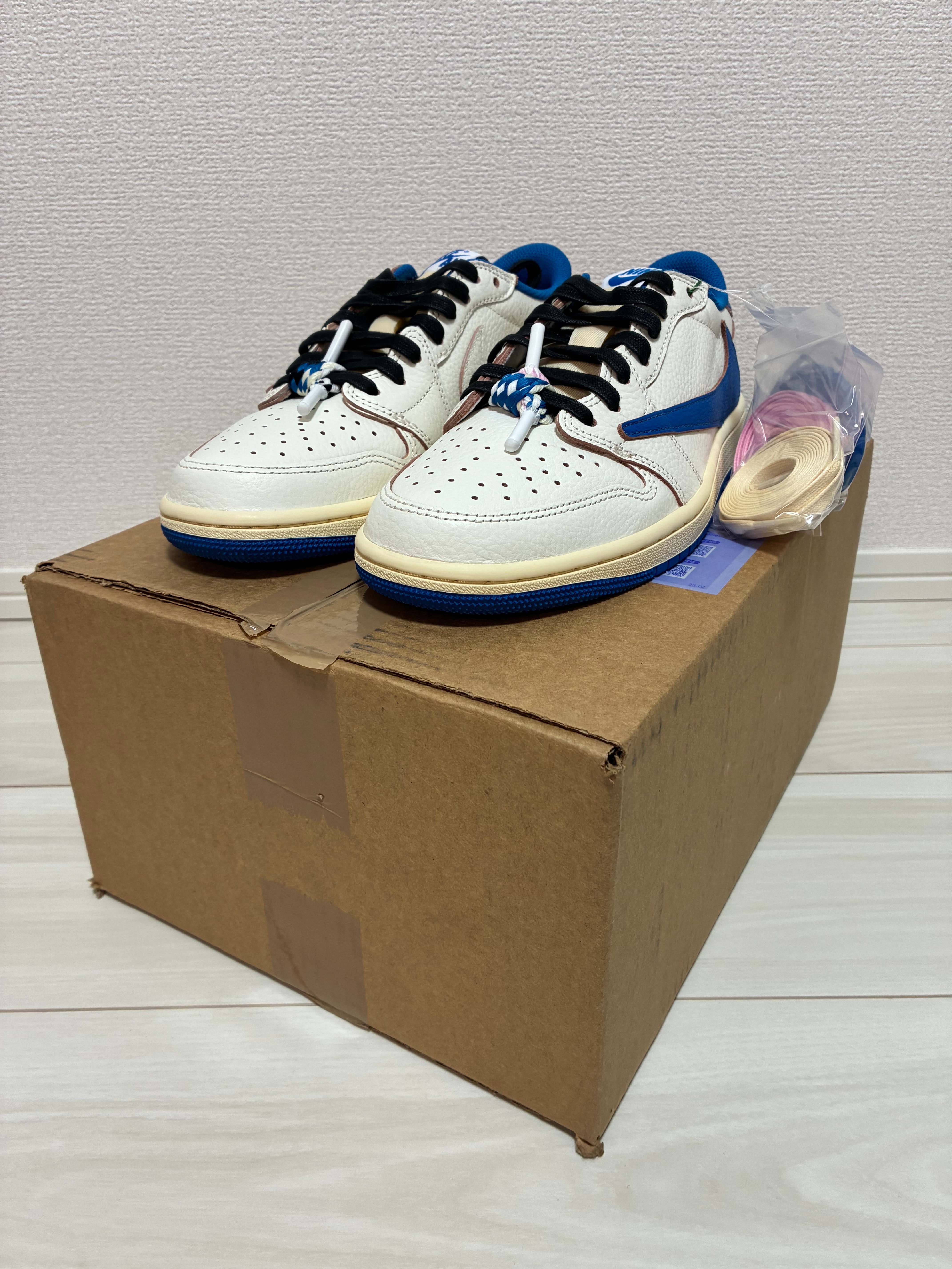 トラヴィススコット × フラグメントデザイン × ナイキ エアジョーダン1 ロー OG "セイル/ミリタリーブルー"