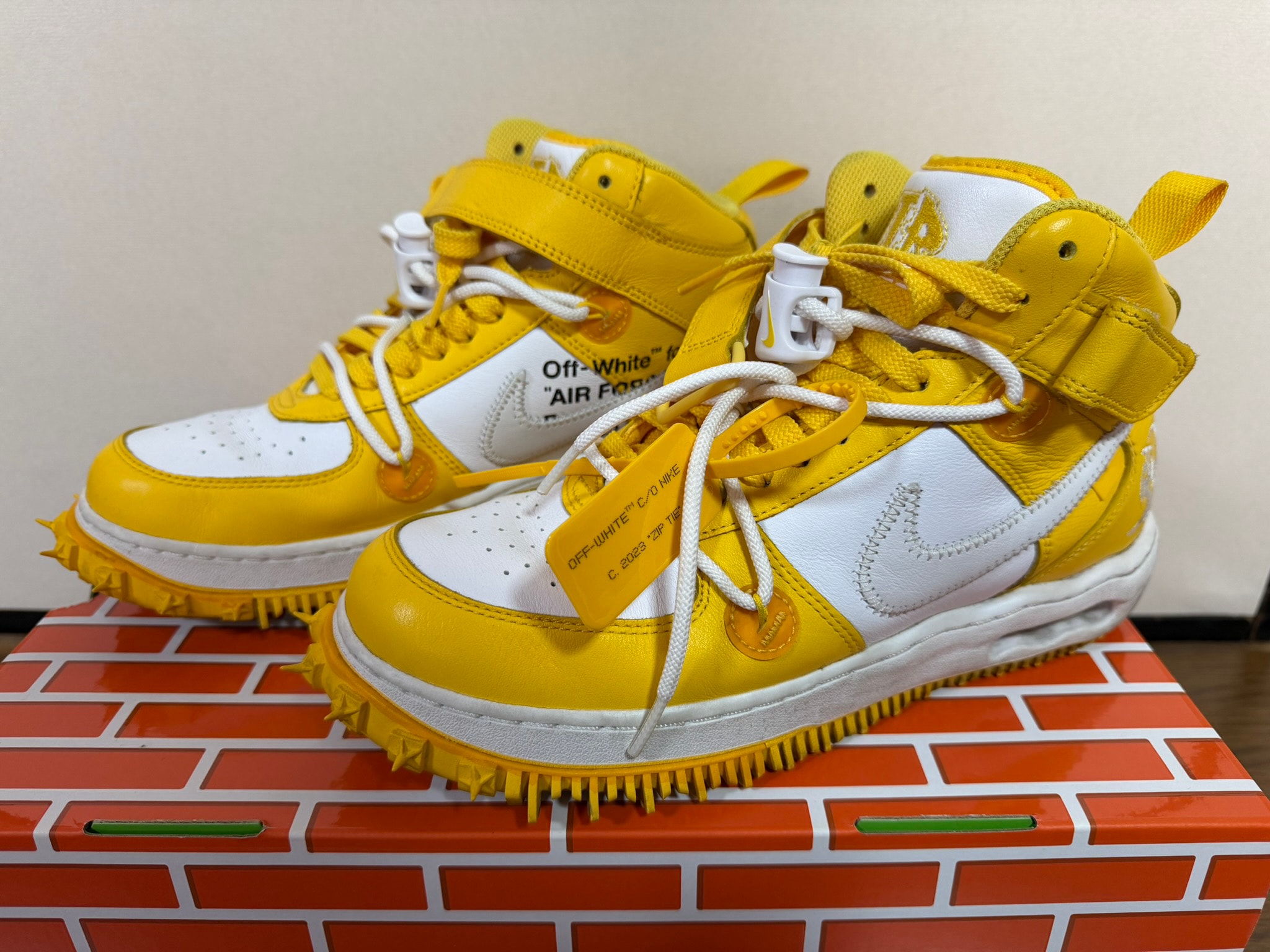 Off-White × Nike Air Force 1 Mid SP LTHR "White and Varsity Maize"
