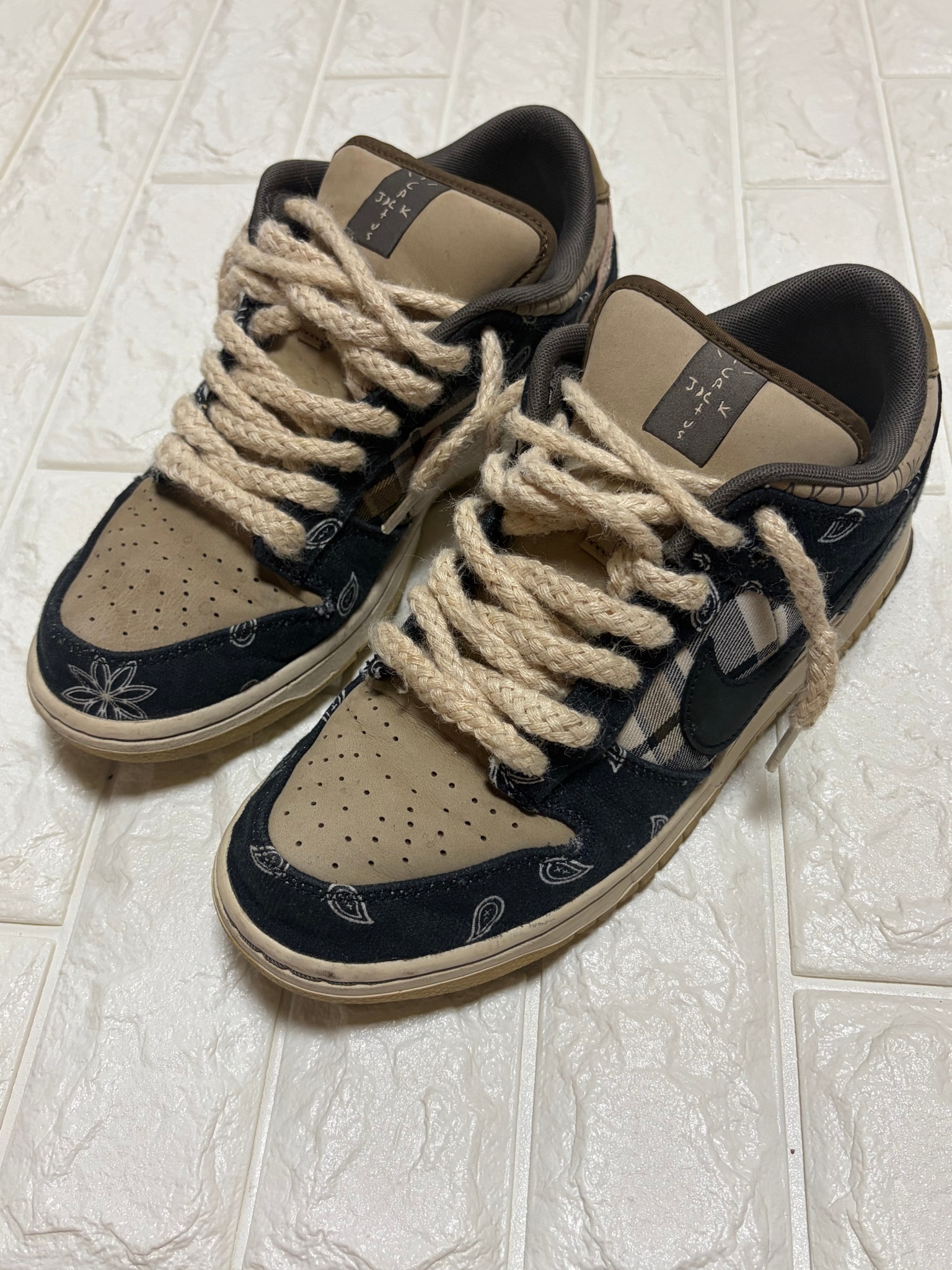 Travis Scott × Nike SB Dunk Low "Black/Parachute Beige"