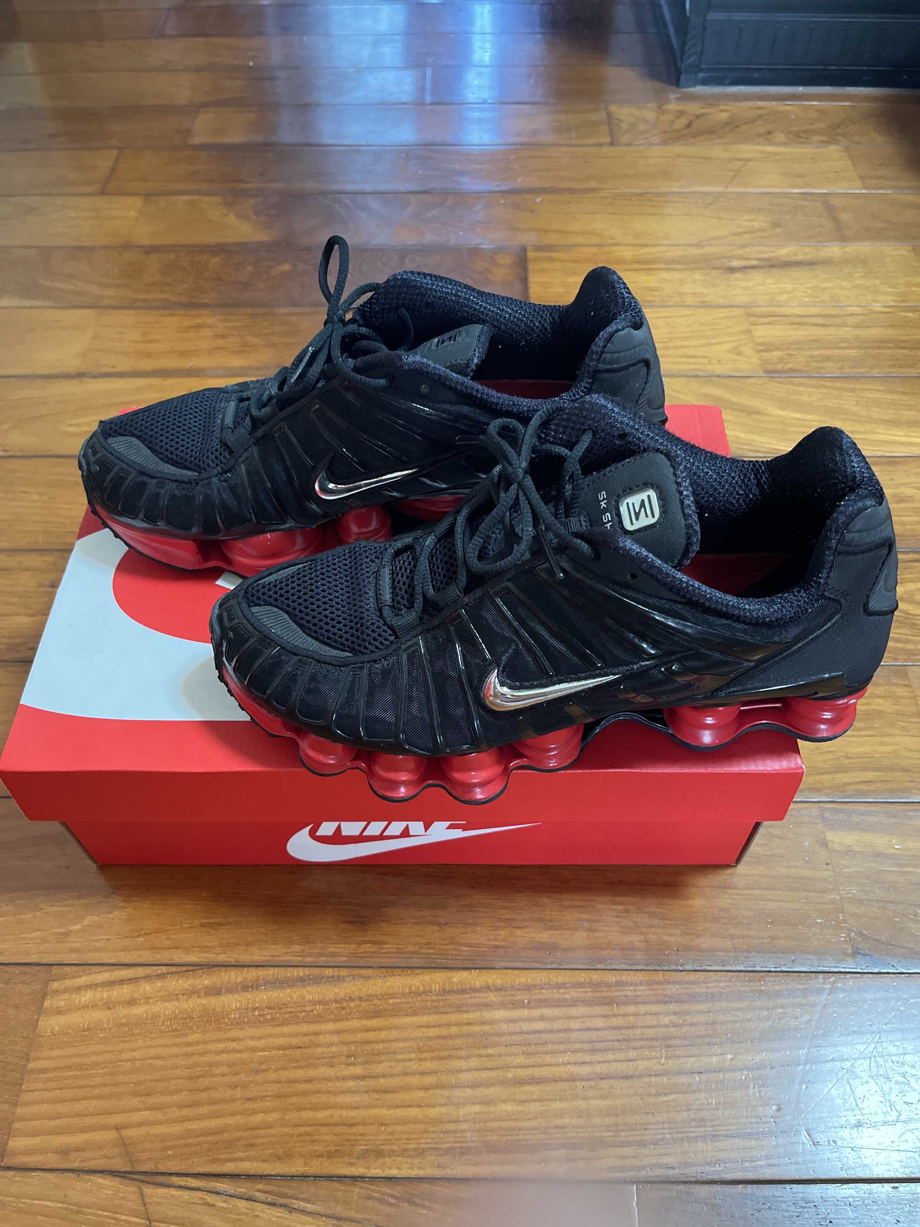 SKEPTA × NIKE SHOXTL BLACK/UNIVERCITYRED
