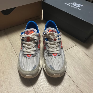 KITH × New Balance 990V6 Madison Square Garden "Sanddrift"