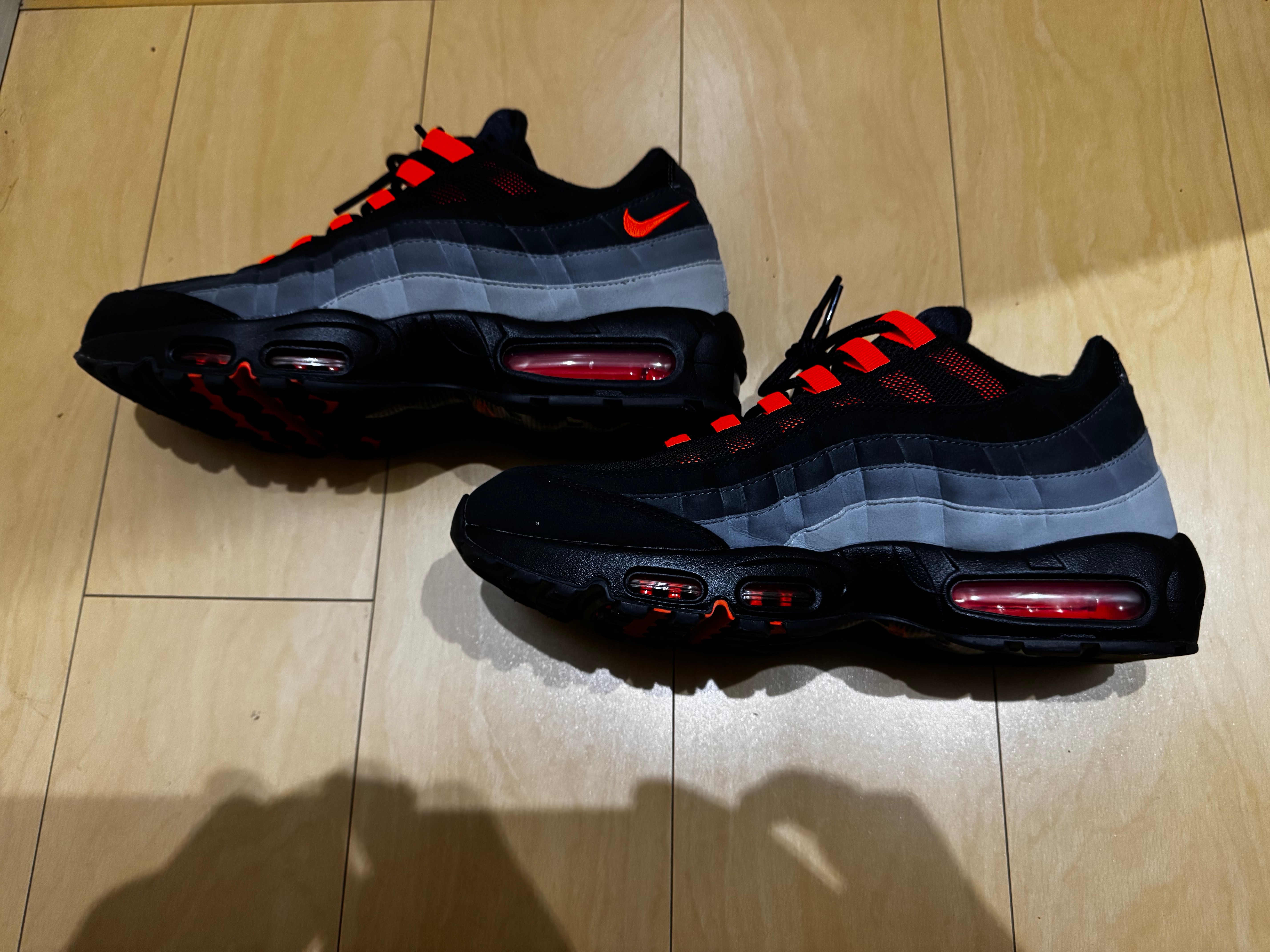 ナイキ エアマックス95 "ブラック/ハイパークリムゾン"