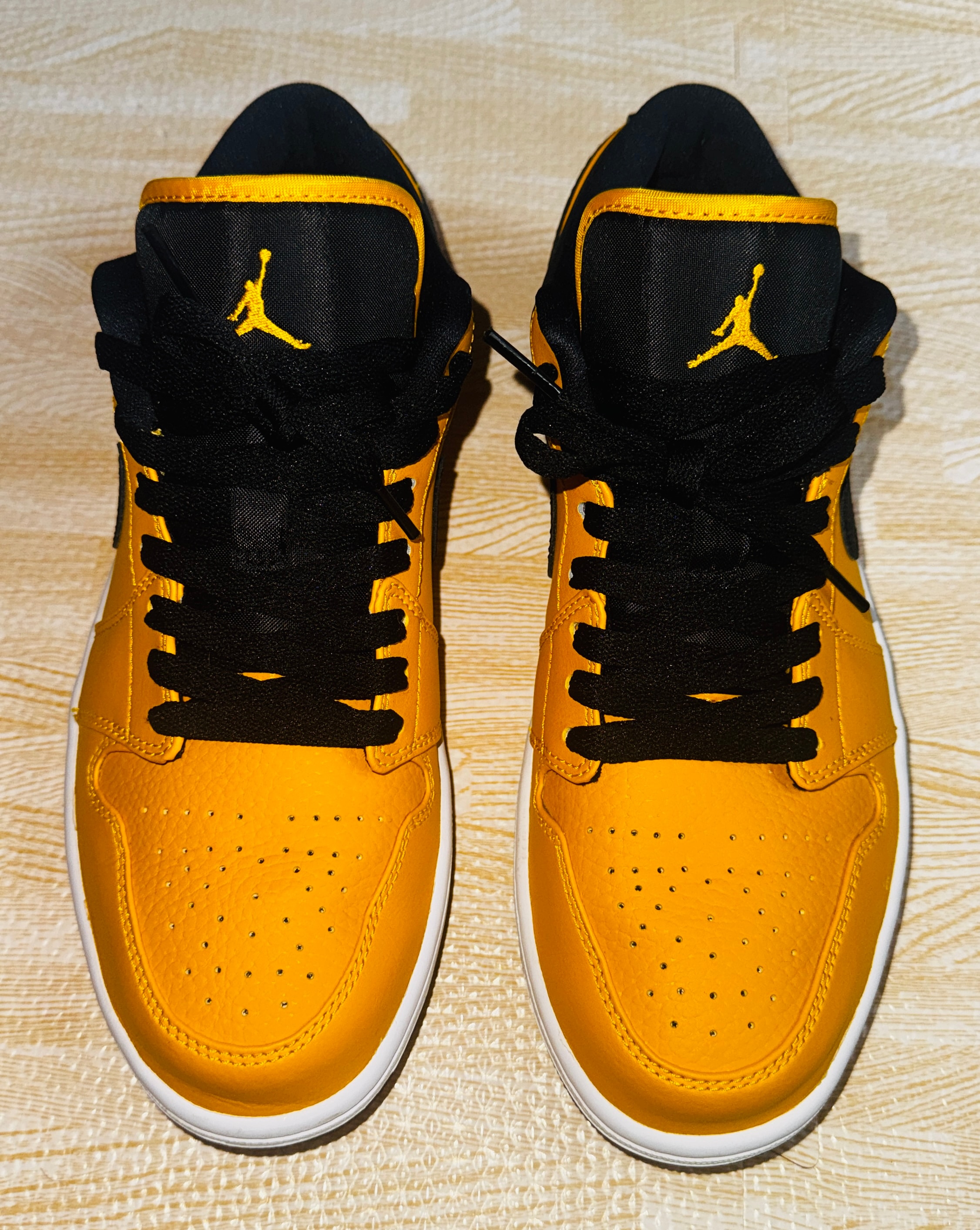 Nike Air Jordan 1 Low "University Gold"