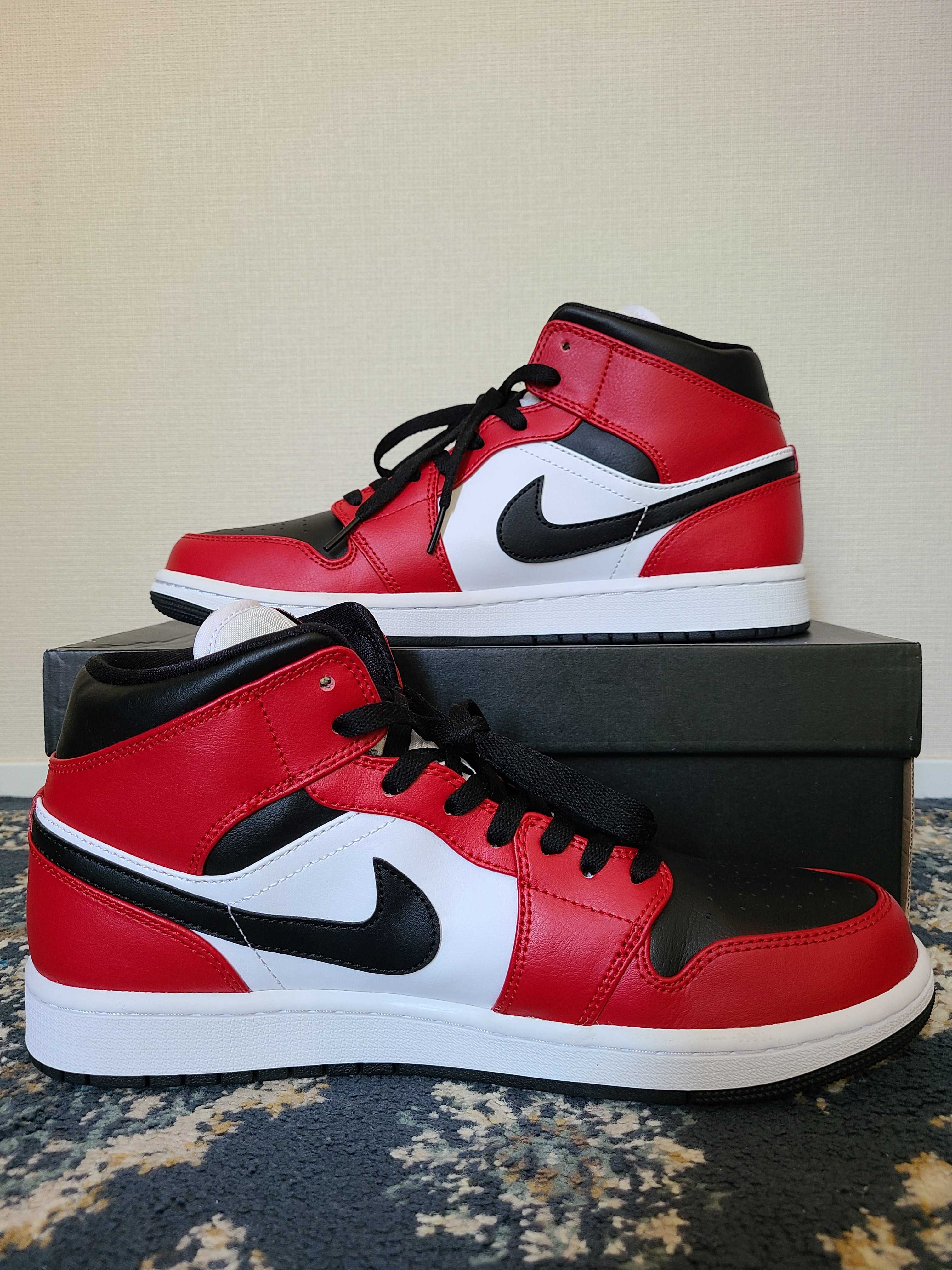Nike Air Jordan 1 Mid "Chicago Black Toe"