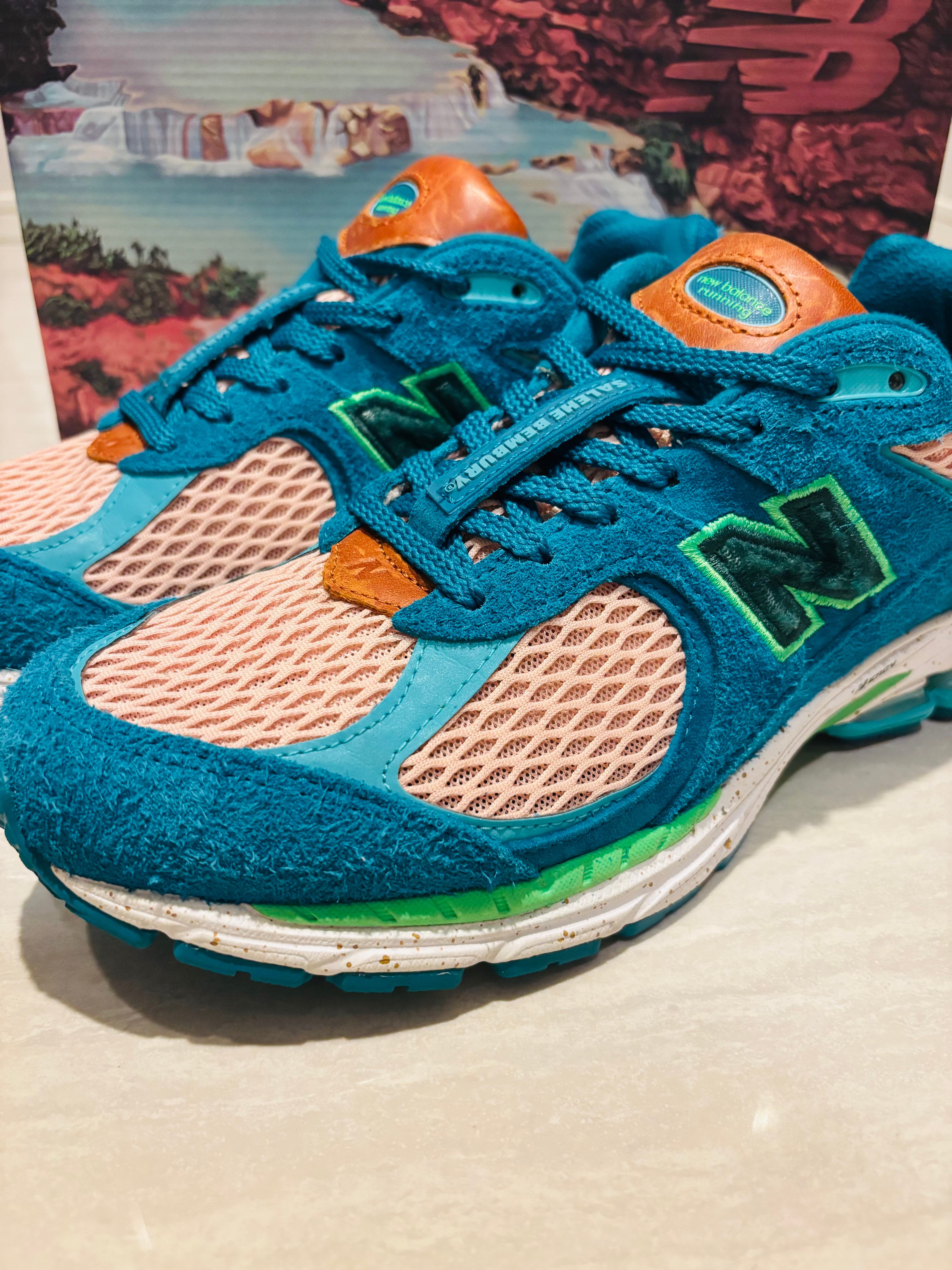 サレへ・ベンバリー × ニューバランス 2002R "ウォーター ビー ザ ガイド"