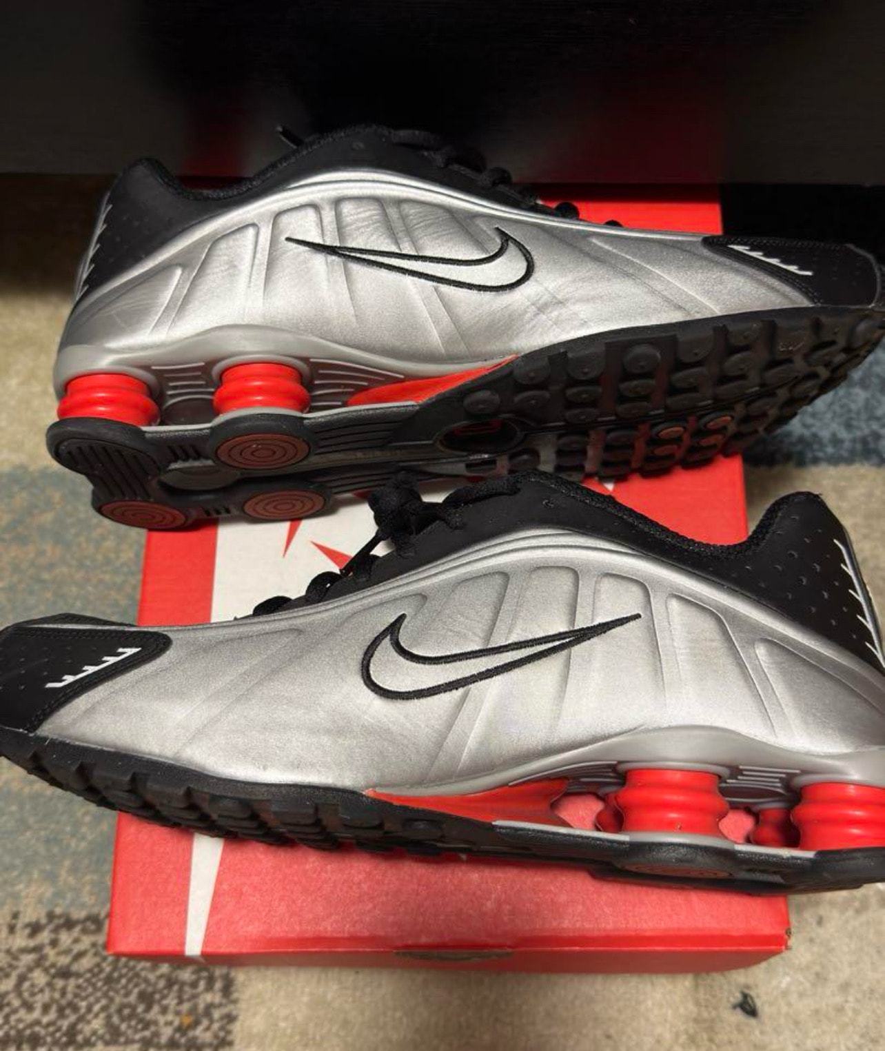 ナイキ ショックス R4 "メタリックシルバー/レッド" (2024) HQ1988-002
