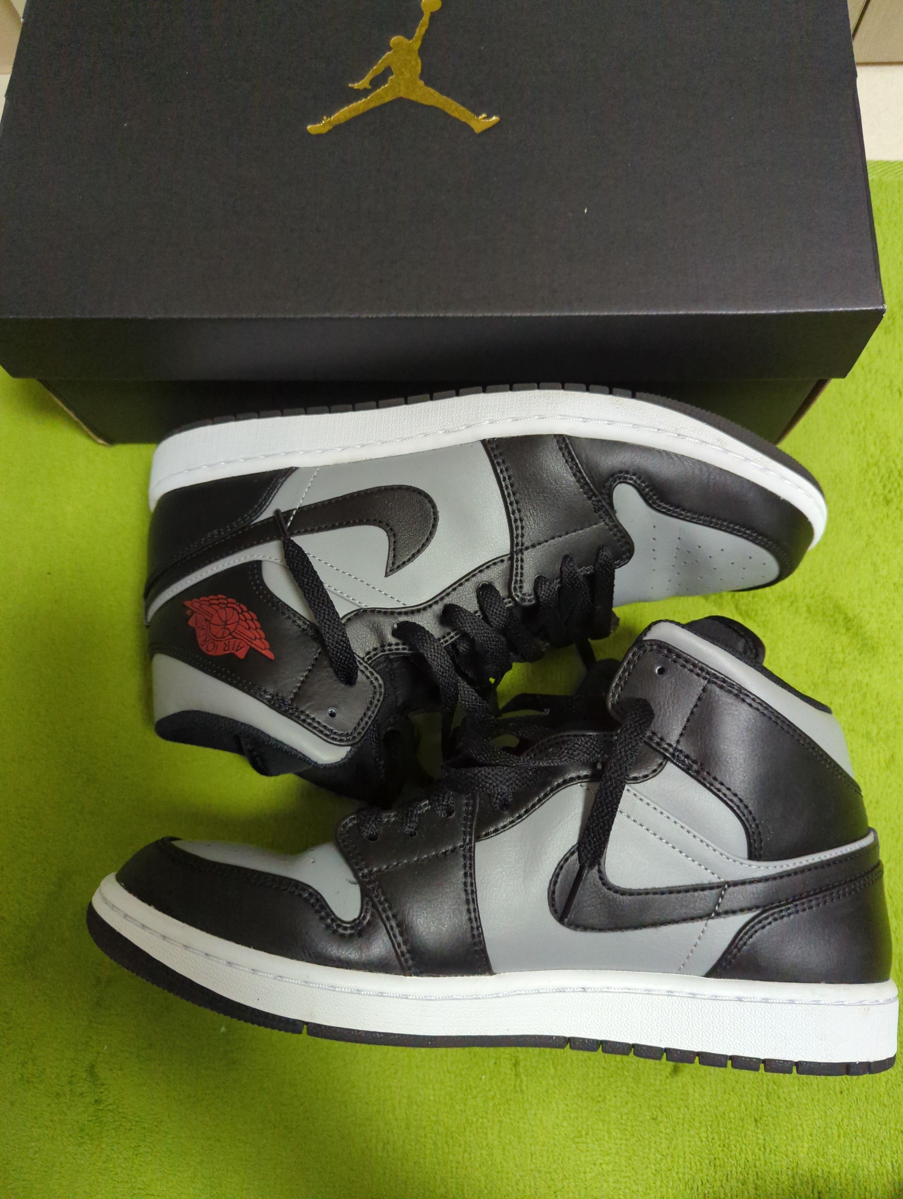 Nike Air Jordan 1 Mid "Shadow"